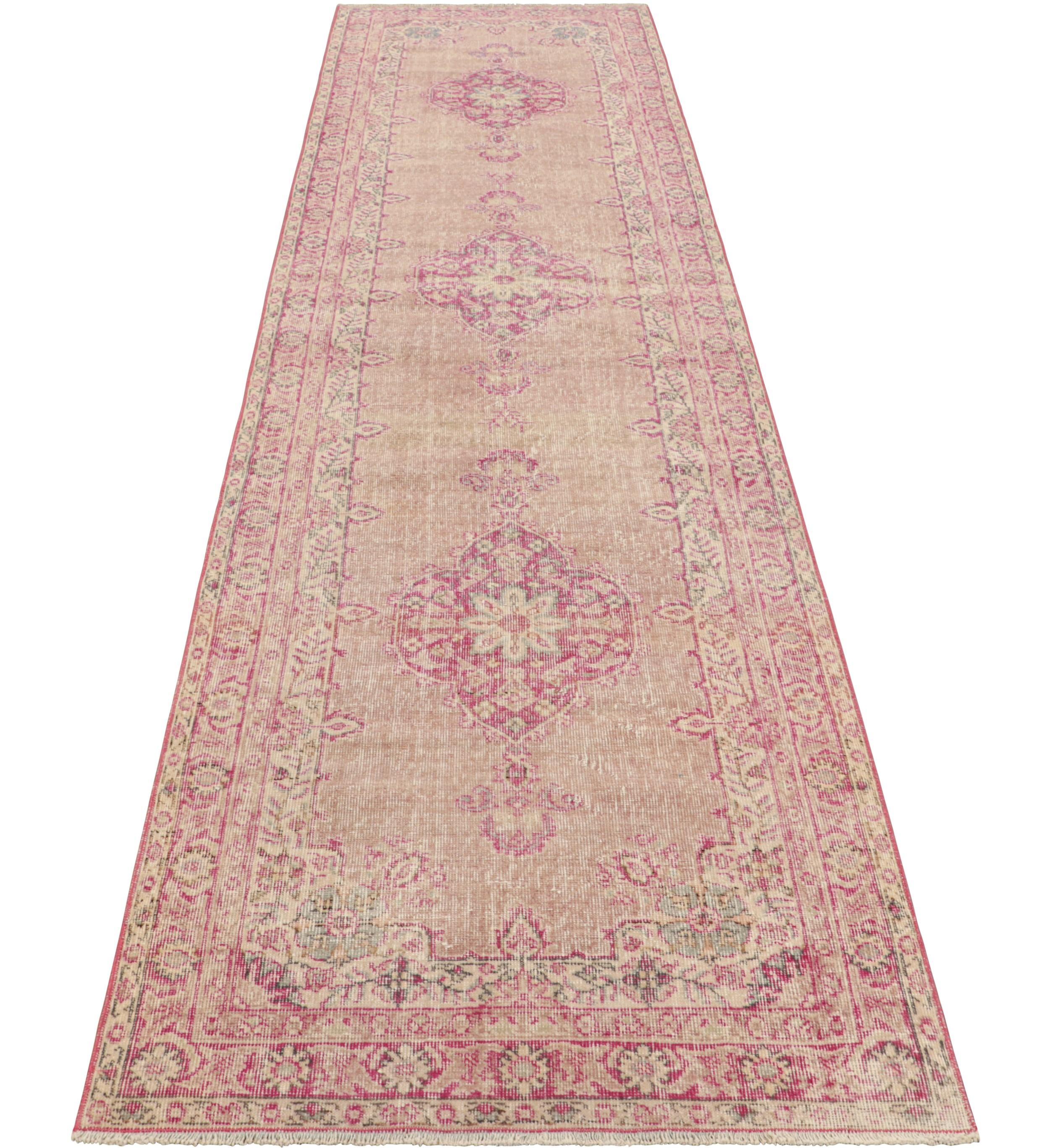 Türkischer Vintage-Läufer in Rosa mit floralen Medaillons - Rug & Kilim (Mitte des 20. Jahrhunderts) im Angebot