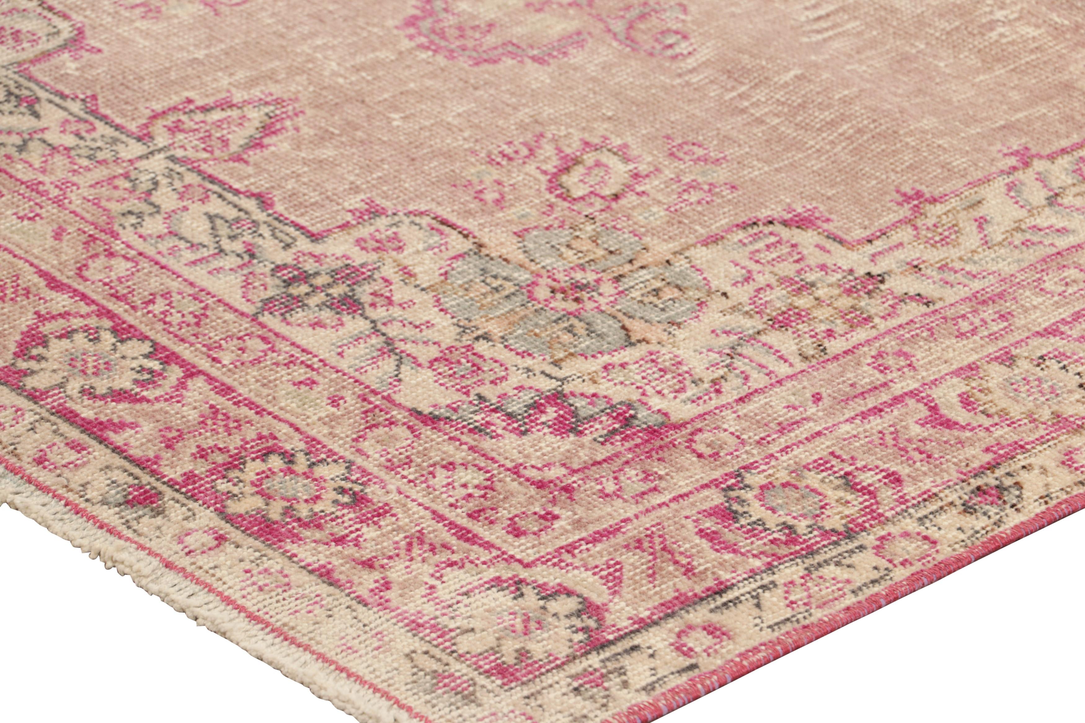 Türkischer Vintage-Läufer in Rosa mit floralen Medaillons - Rug & Kilim (Wolle) im Angebot