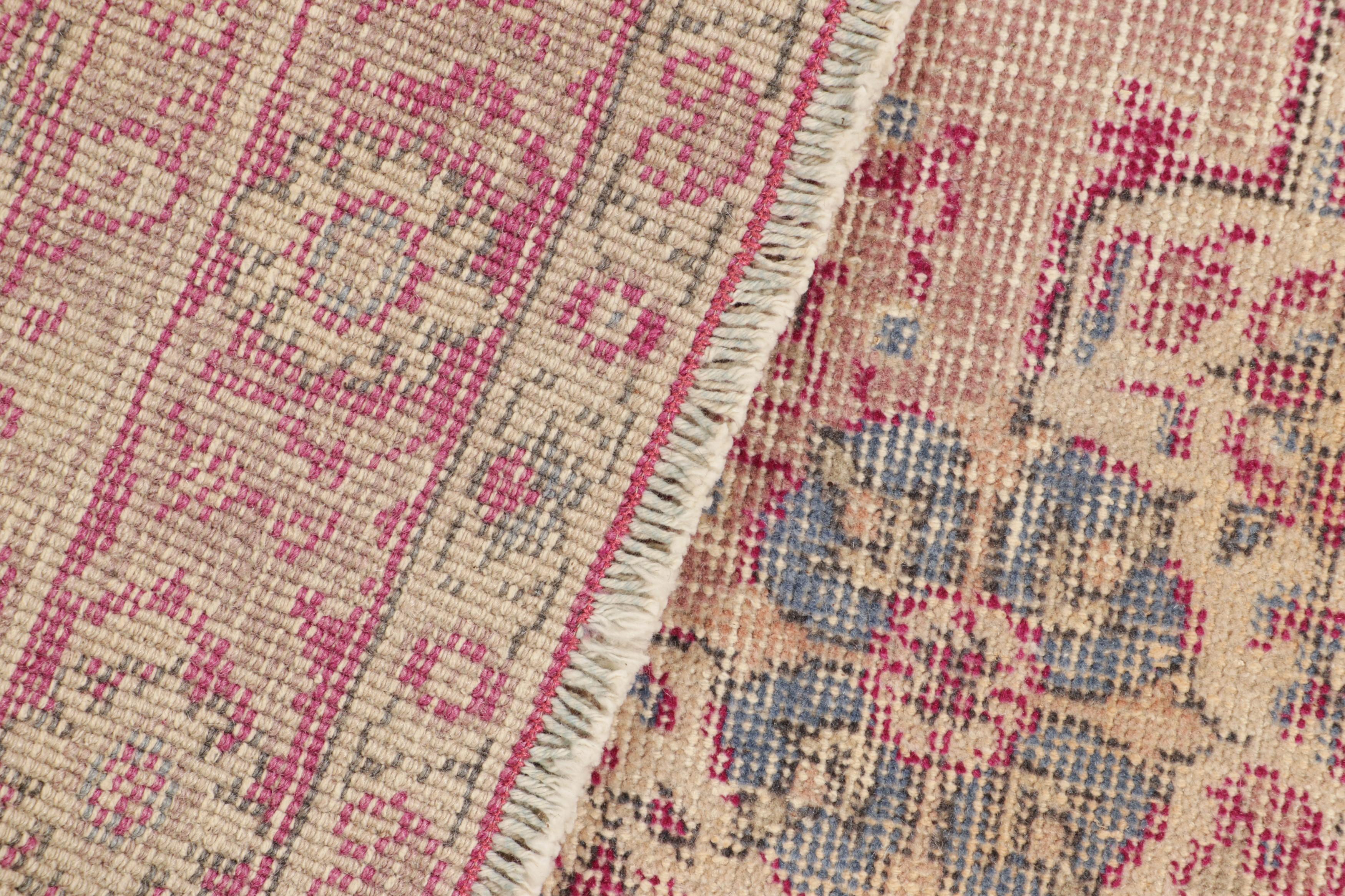 Türkischer Vintage-Läufer in Rosa mit floralen Medaillons - Rug & Kilim im Angebot 1