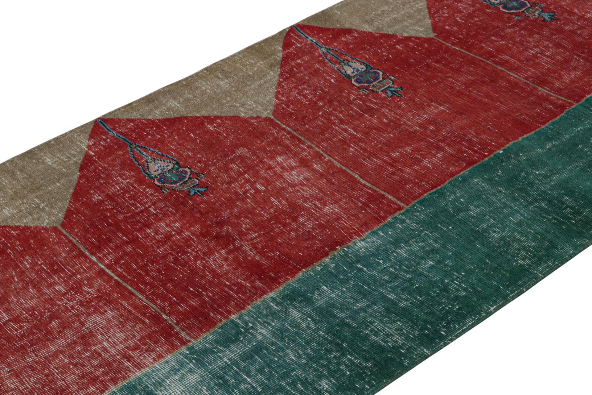 Handgeknüpfter türkischer Läufer 4x14 aus Wolle, ca. 1950-1960 - der neueste Eintrag in der Vintage-Auswahl von Rug & Kilim.

Über das Design:

Das Design ist von Saf-Teppichen inspiriert - eine Art Gebetsteppich, der für diesen Look bekannt ist.