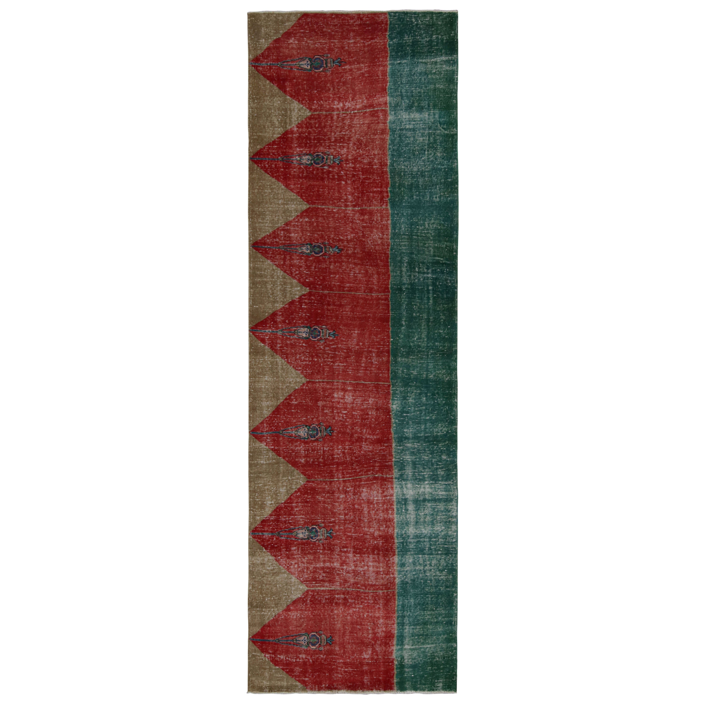 Tappeto runner turco vintage con motivi rossi, verde acqua e oro di Rug & Kilim