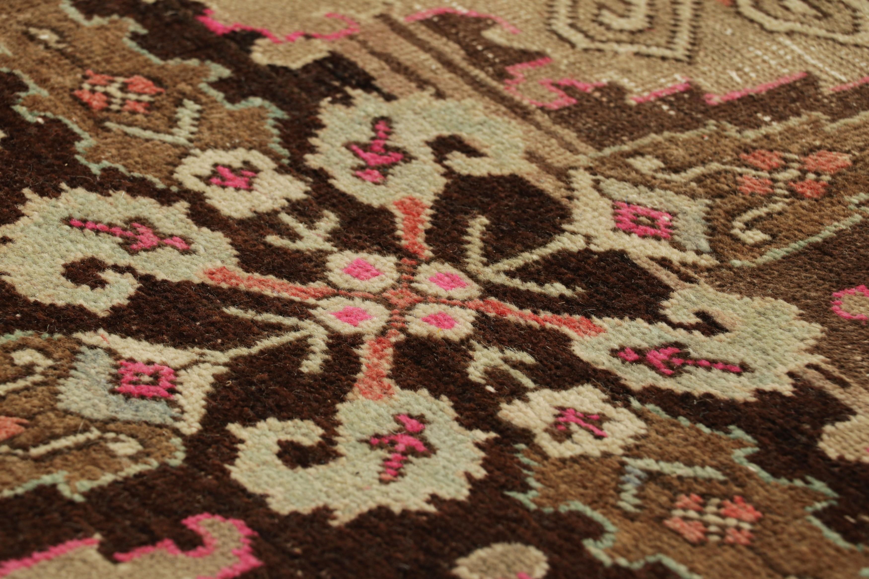 Realizzato in lana annodata a mano in Turchia intorno al 1950-1960, questo tappeto runner vintage 2x9 è una nuova, ricca ed entusiasmante curatela di metà secolo della collezione Rug & Kilim. 

Sul design: 

Un campo dai toni rossi e salmone vivaci