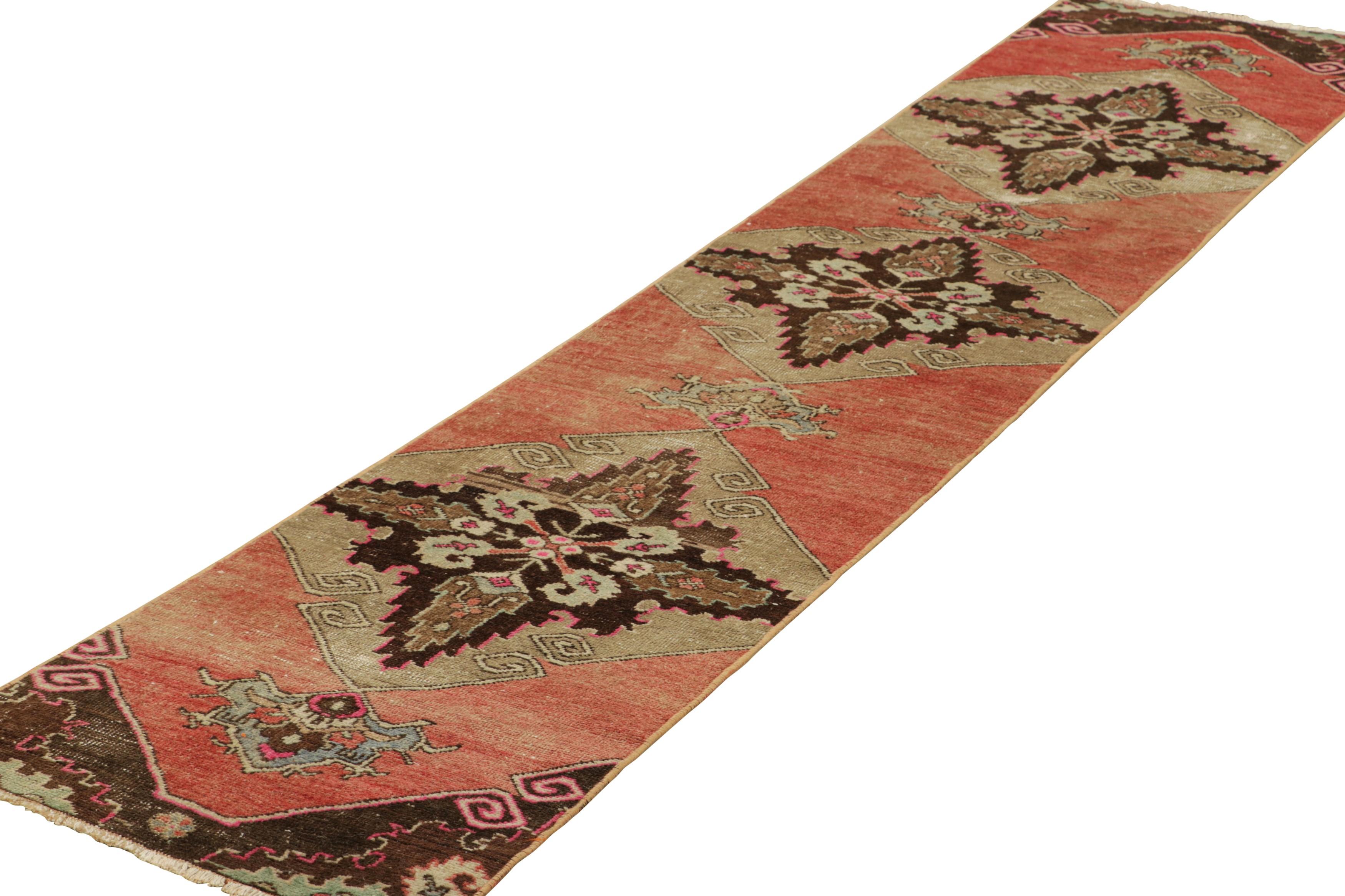 Annodato a mano Tappeto runner turco vintage in rosso con medaglioni floreali beige  Rug & Kilim in vendita