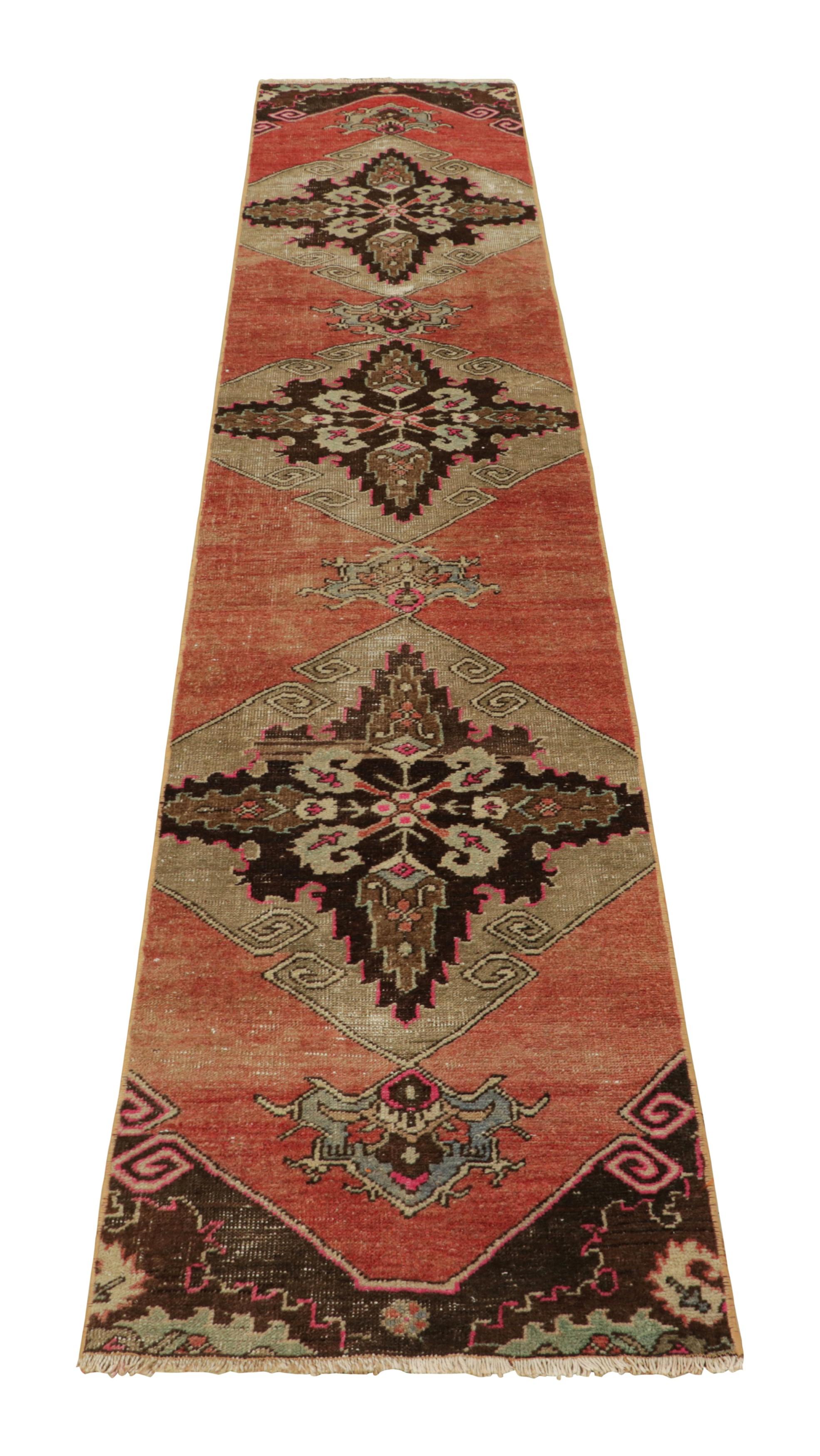 Tappeto runner turco vintage in rosso con medaglioni floreali beige  Rug & Kilim In condizioni buone in vendita a Long Island City, NY