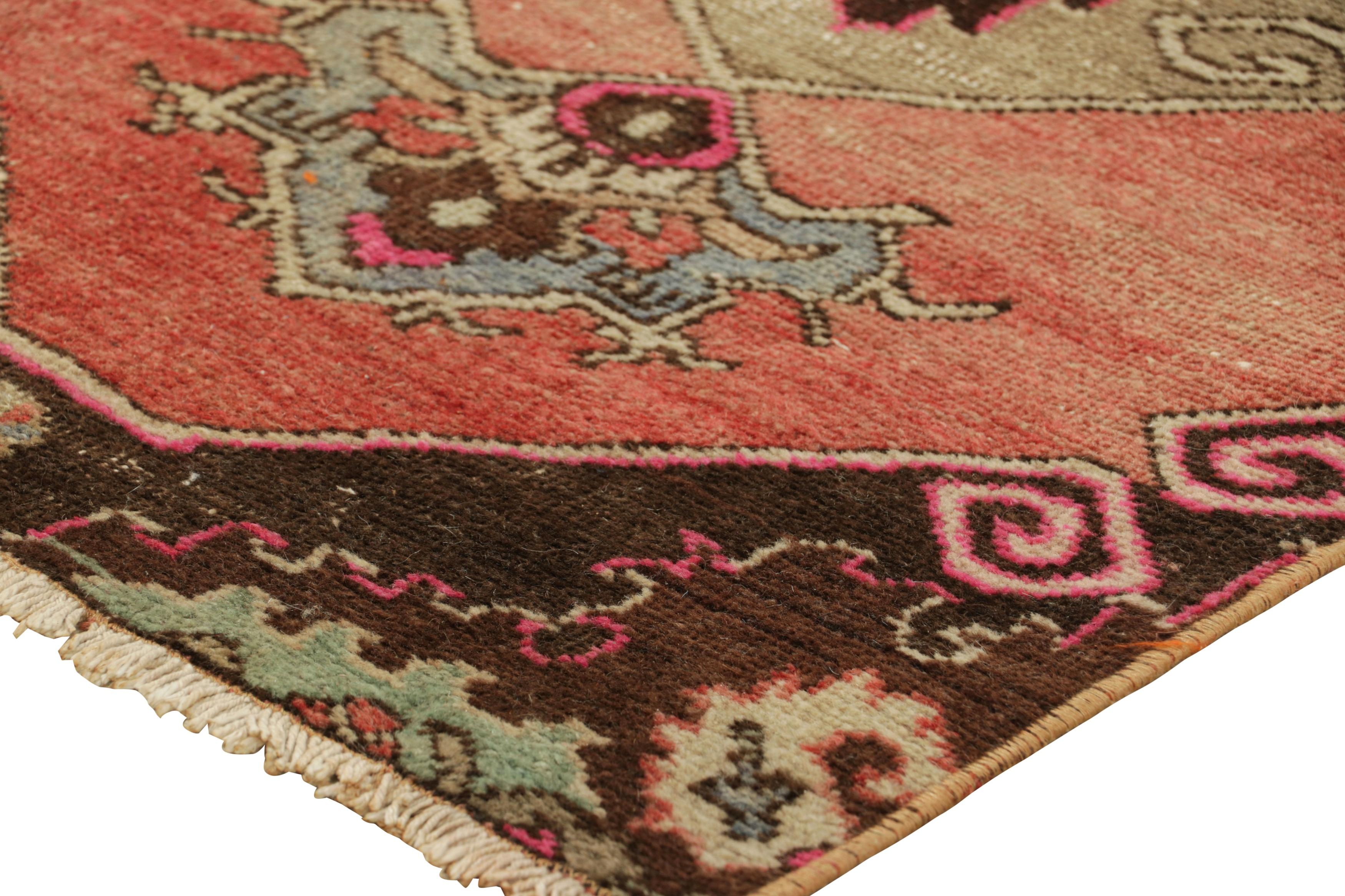 Metà XX secolo Tappeto runner turco vintage in rosso con medaglioni floreali beige  Rug & Kilim in vendita