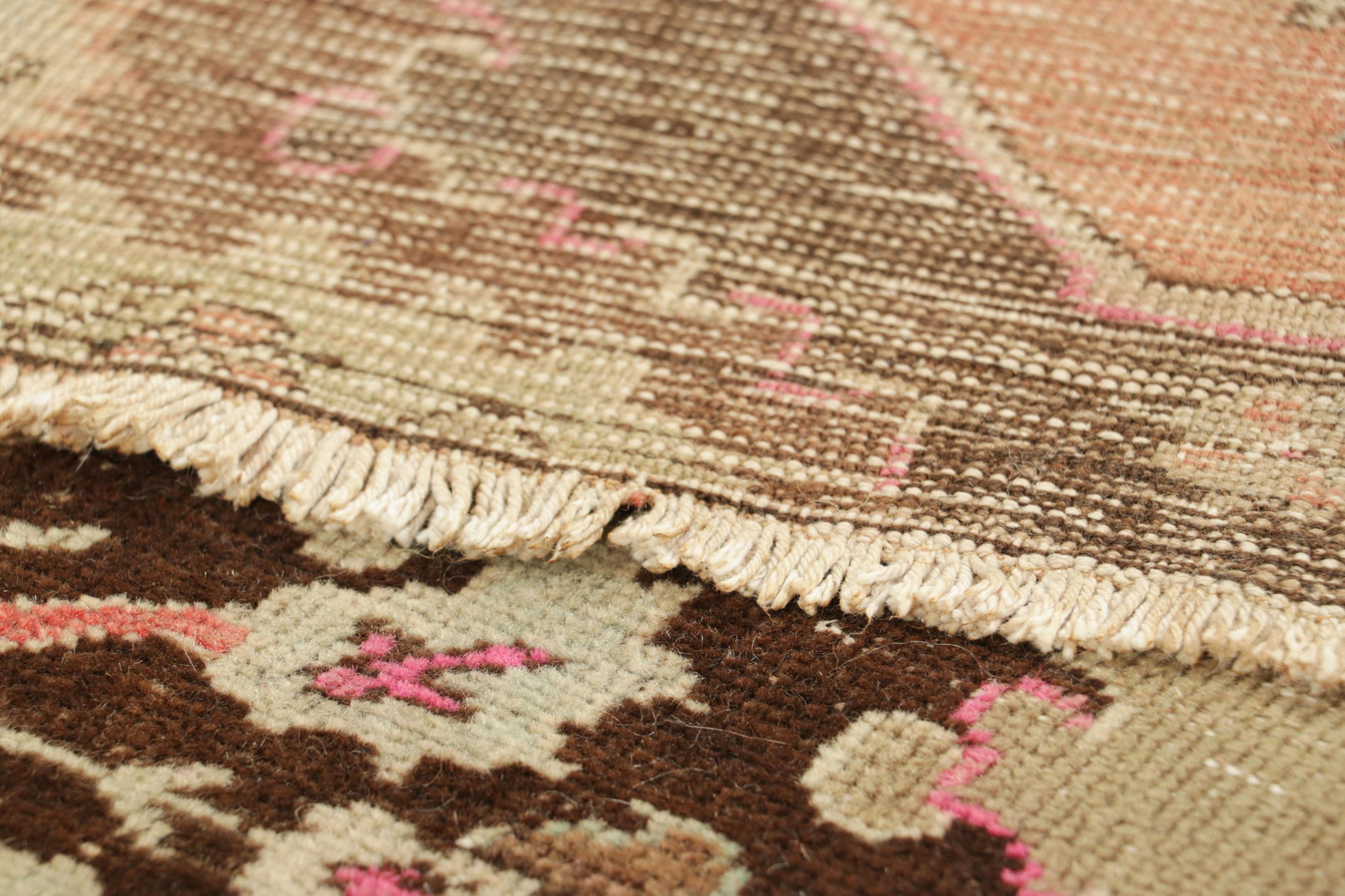 Lana Tappeto runner turco vintage in rosso con medaglioni floreali beige  Rug & Kilim in vendita