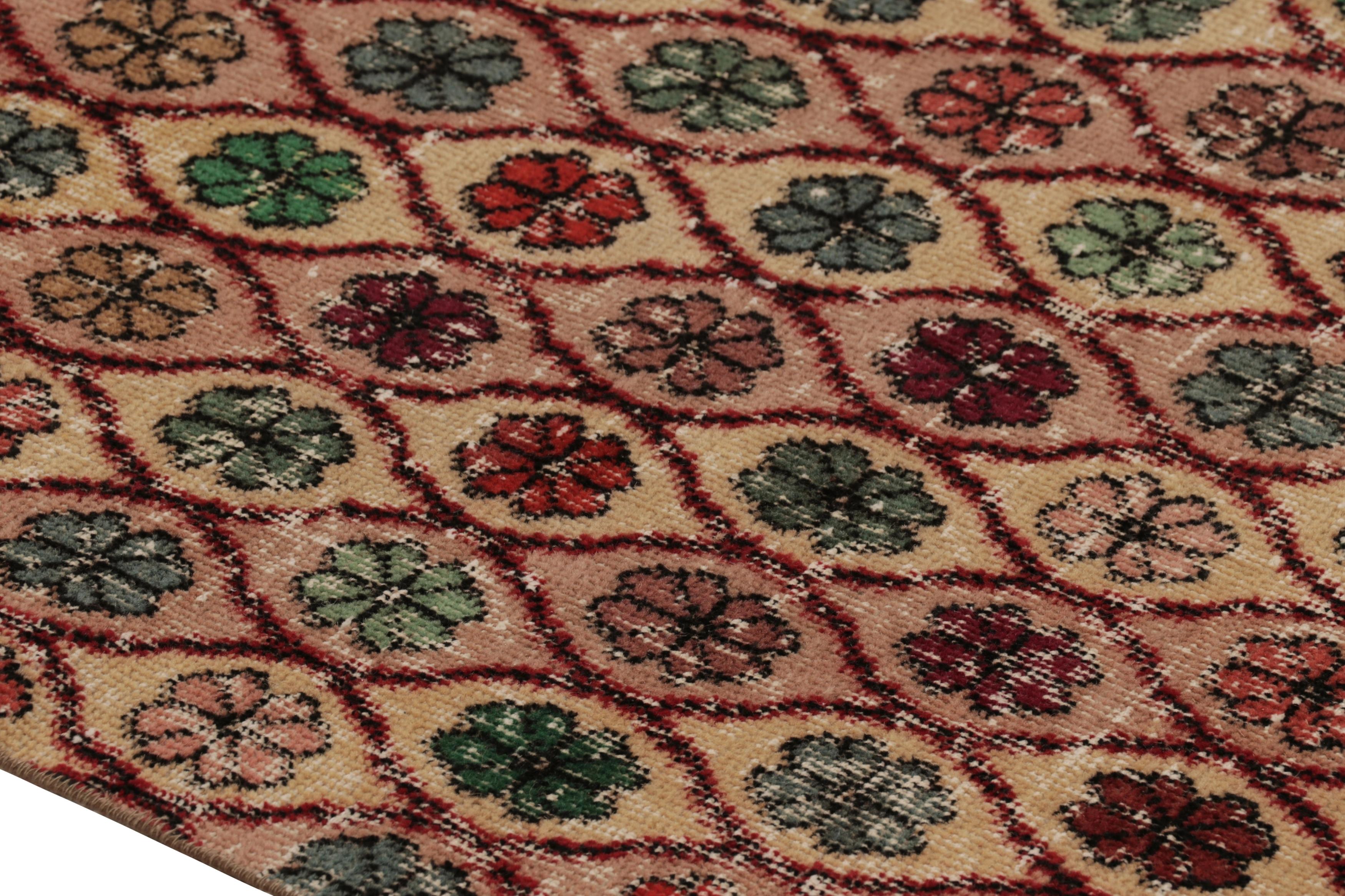 Dieser Vintage-Läufer ist ein 3x9 türkischen notleidenden Stück, mit handgeknüpfter Wolle circa Mitte des 20. Jahrhunderts gemacht. Er ist ein aufregender Neuzugang in unserer Kollektion von türkischen Läufern in Notlage.

Über das