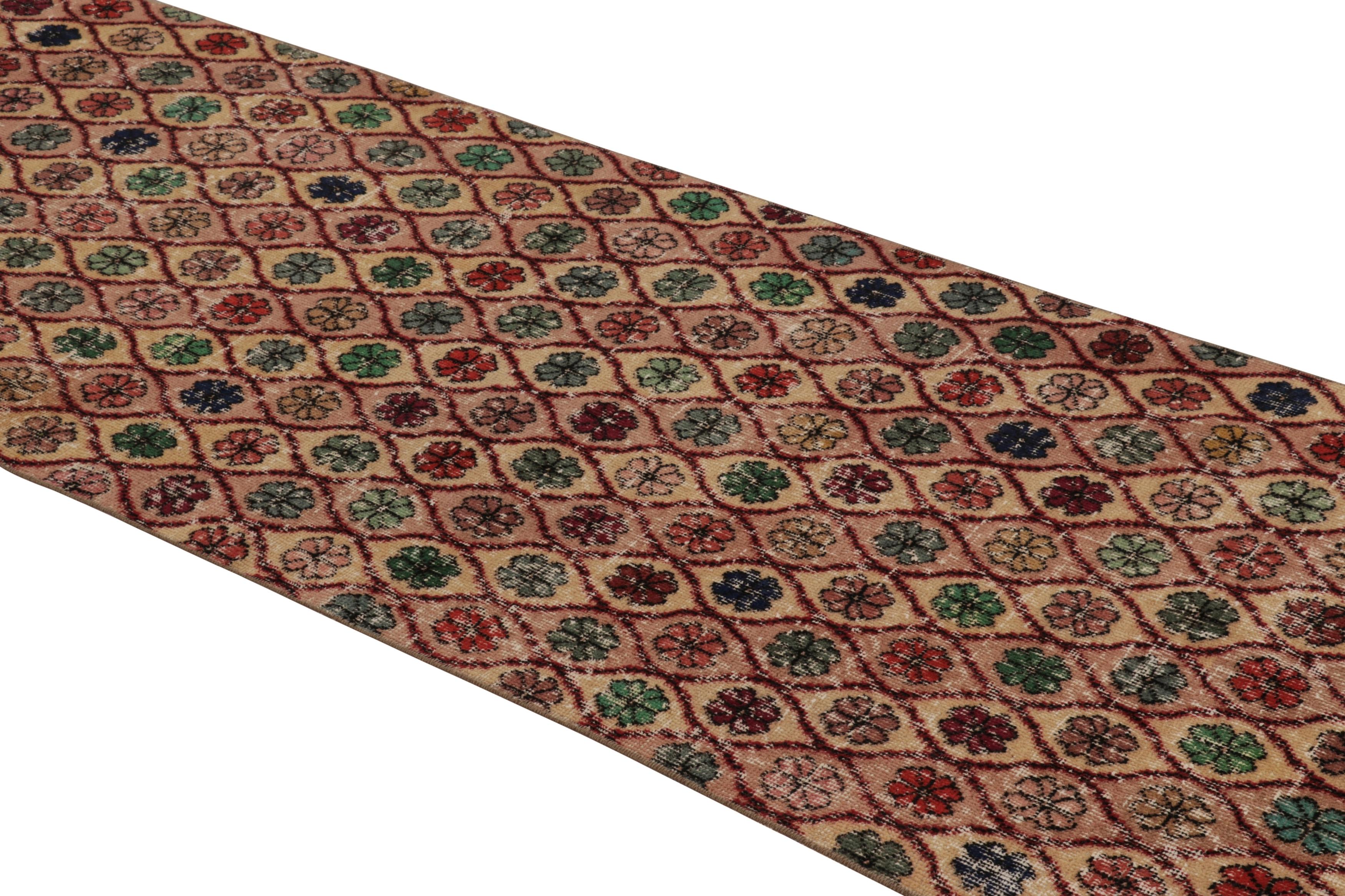 Türkischer Vintage-Läufer, polychromes geometrisches Blumenmuster - Rug & Kilim (Handgewebt) im Angebot