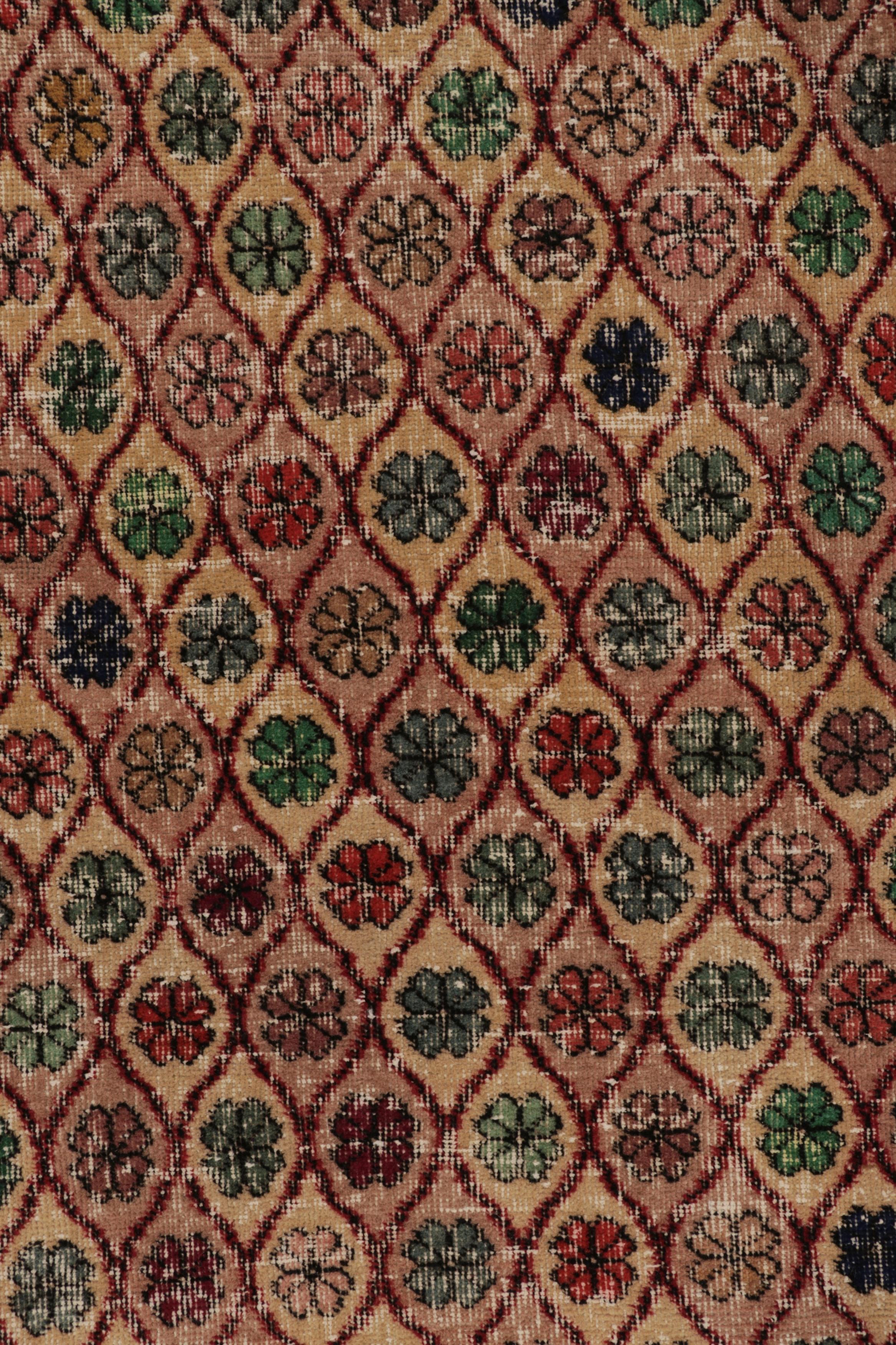 Türkischer Vintage-Läufer, polychromes geometrisches Blumenmuster - Rug & Kilim im Zustand „Gut“ im Angebot in Long Island City, NY