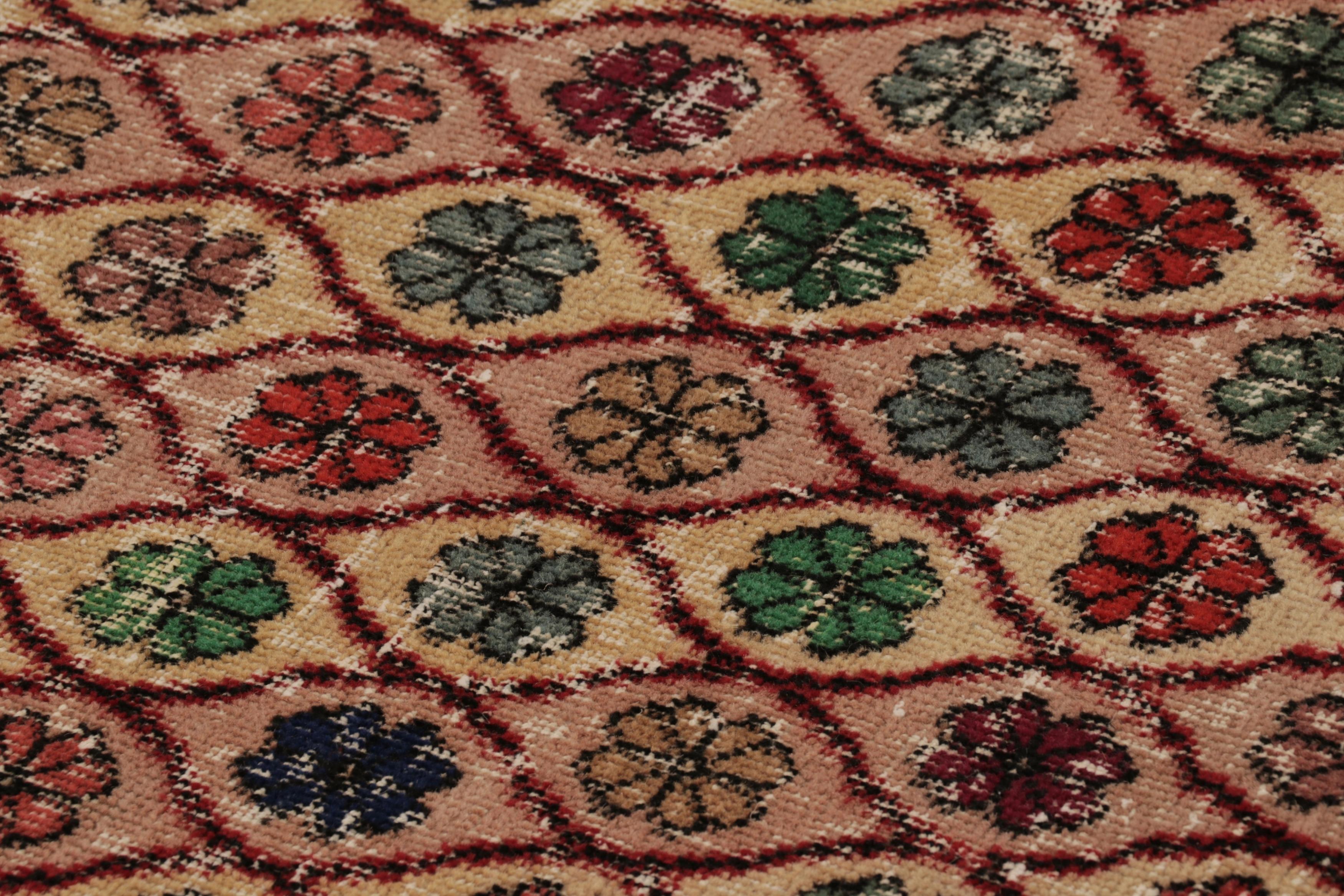 Türkischer Vintage-Läufer, polychromes geometrisches Blumenmuster - Rug & Kilim (Mittleres 19. Jahrhundert) im Angebot