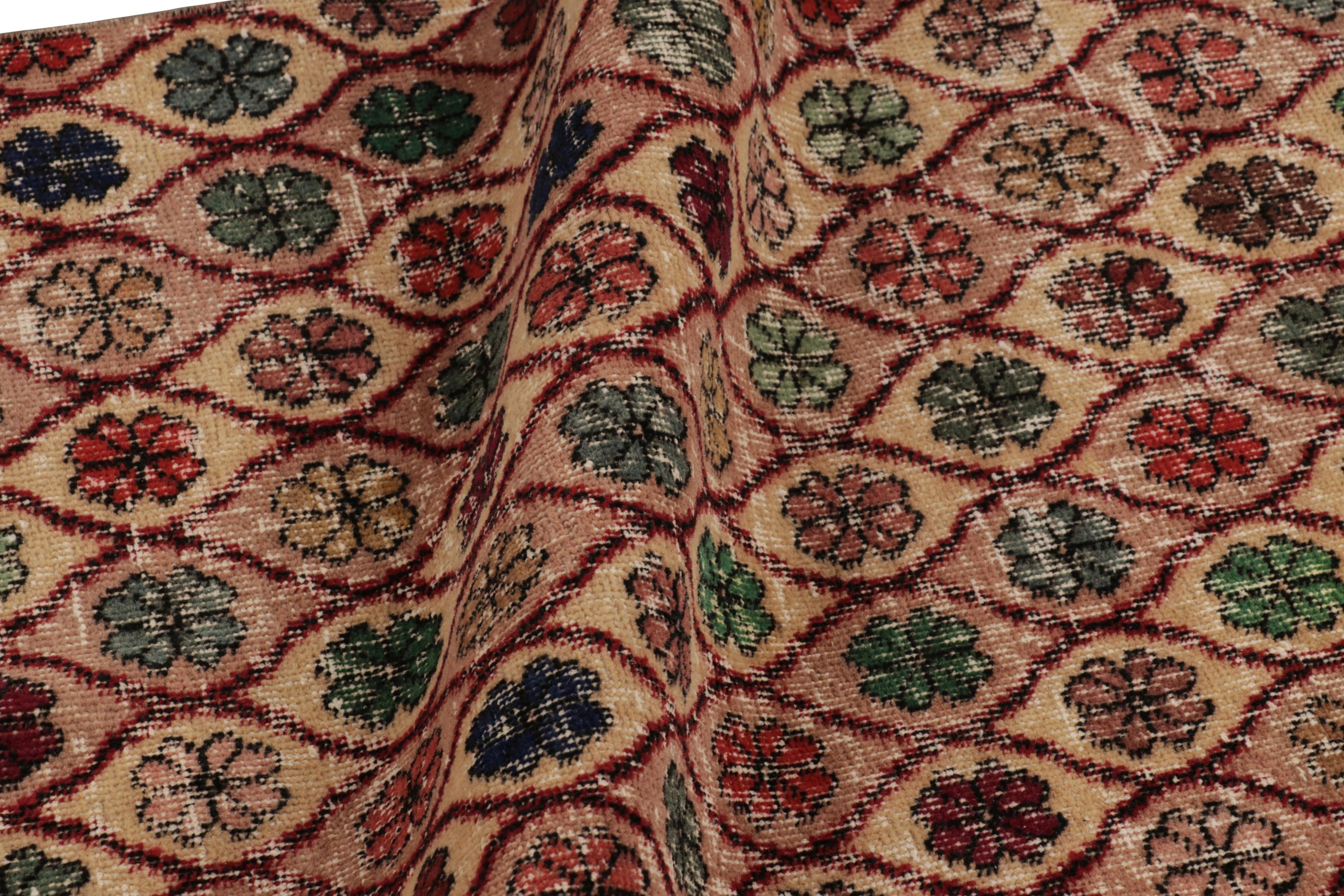 Türkischer Vintage-Läufer, polychromes geometrisches Blumenmuster - Rug & Kilim (Wolle) im Angebot