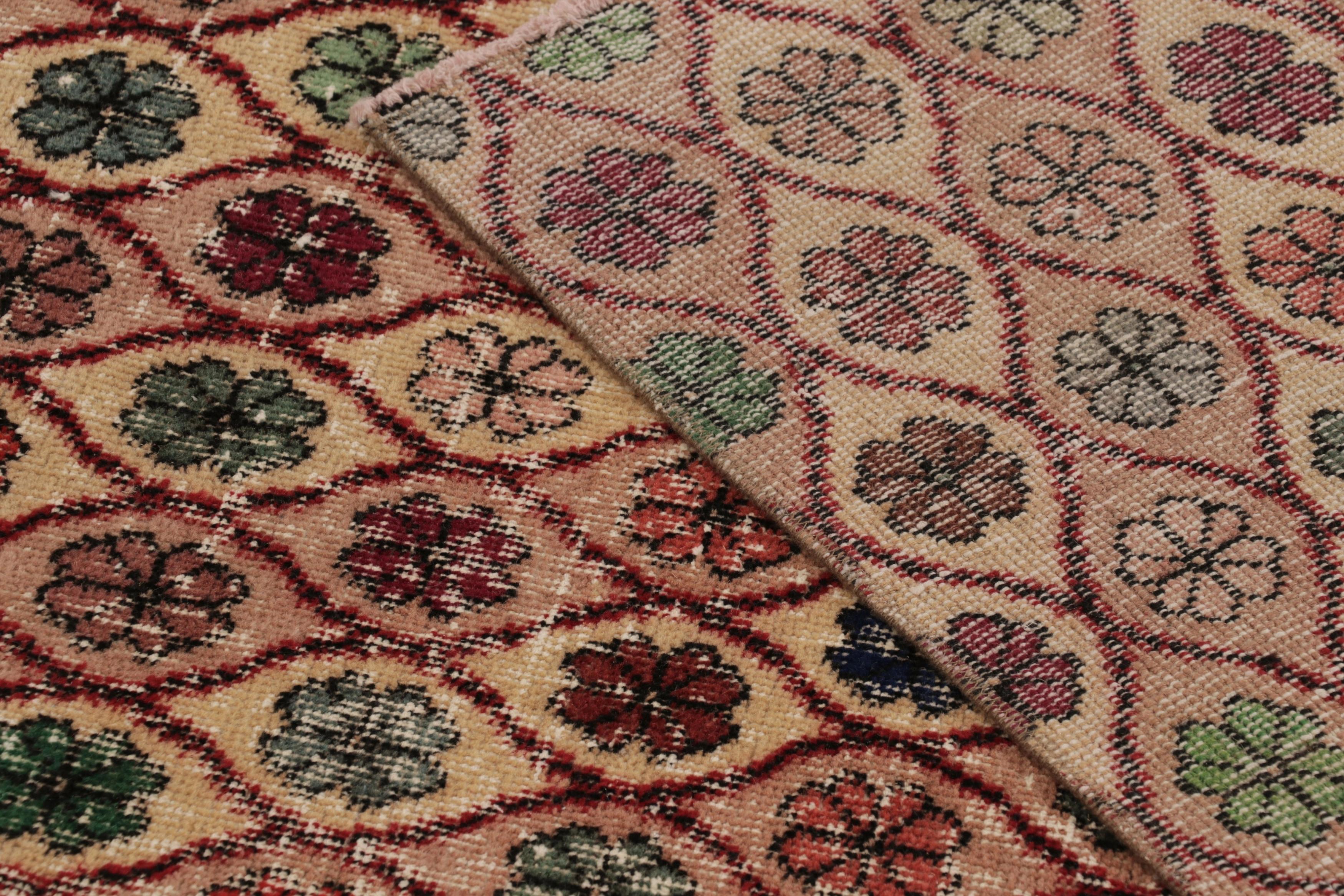 Türkischer Vintage-Läufer, polychromes geometrisches Blumenmuster - Rug & Kilim im Angebot 1