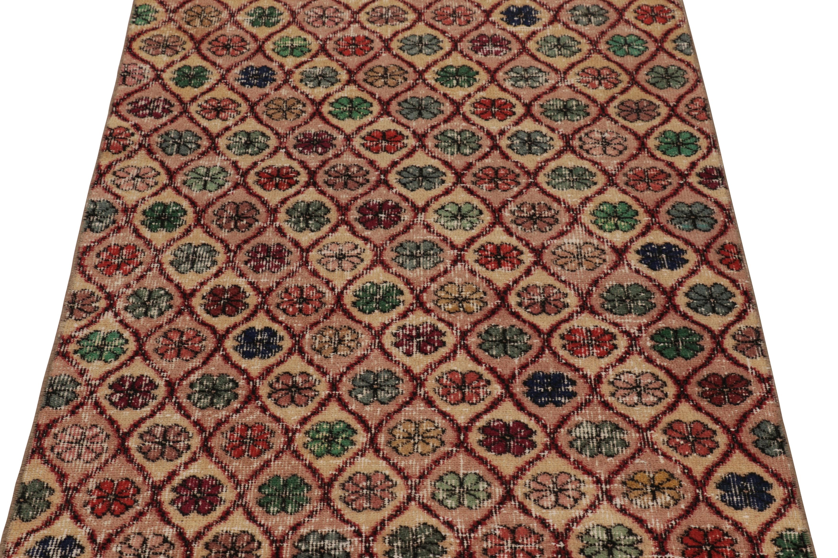 Türkischer Vintage-Läufer, polychromes geometrisches Blumenmuster - Rug & Kilim im Angebot 2
