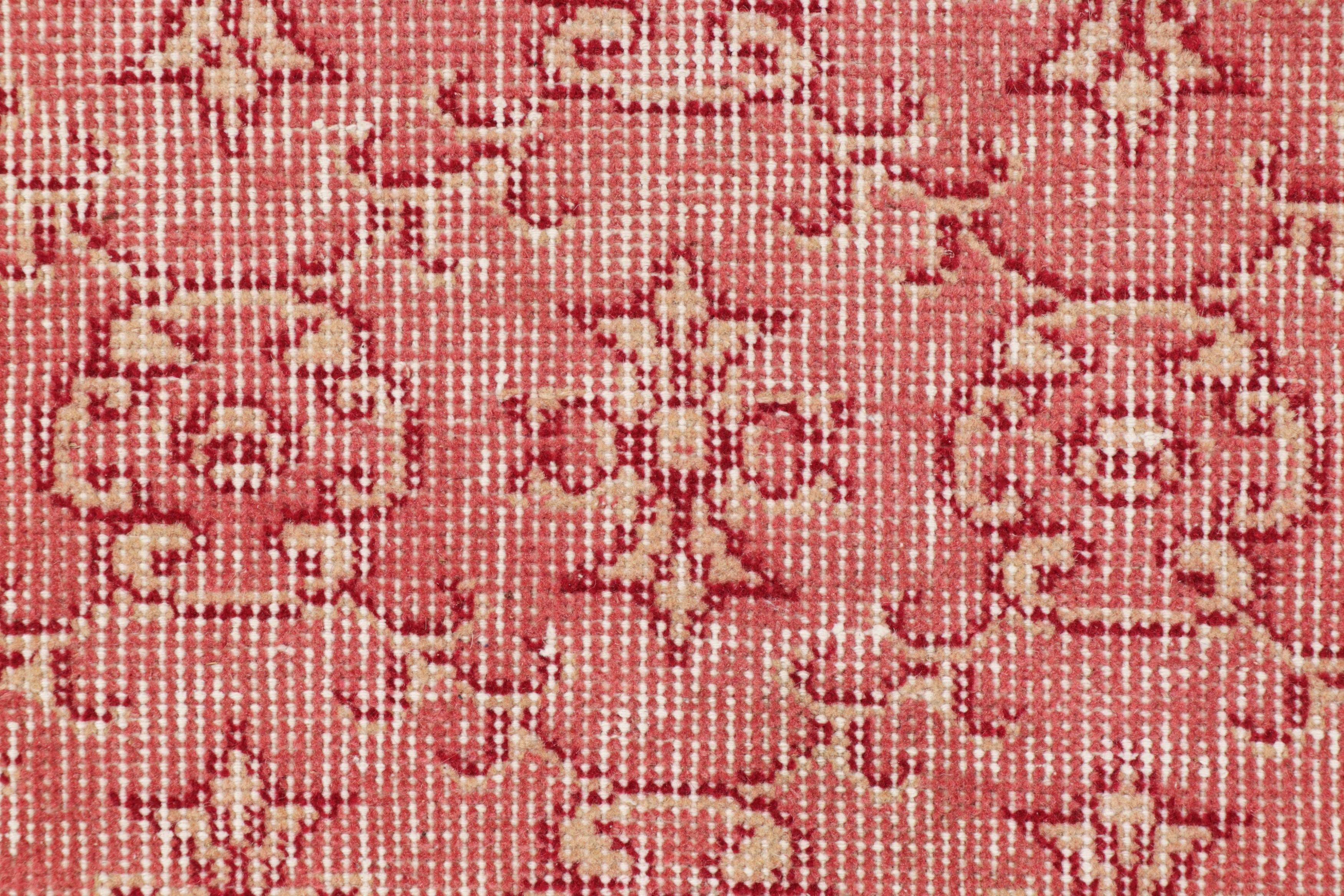 Türkischer Vintage-Läufer, lachsrosa und rot mit Blumenmustern - Rug & Kilim (Handgeknüpft) im Angebot