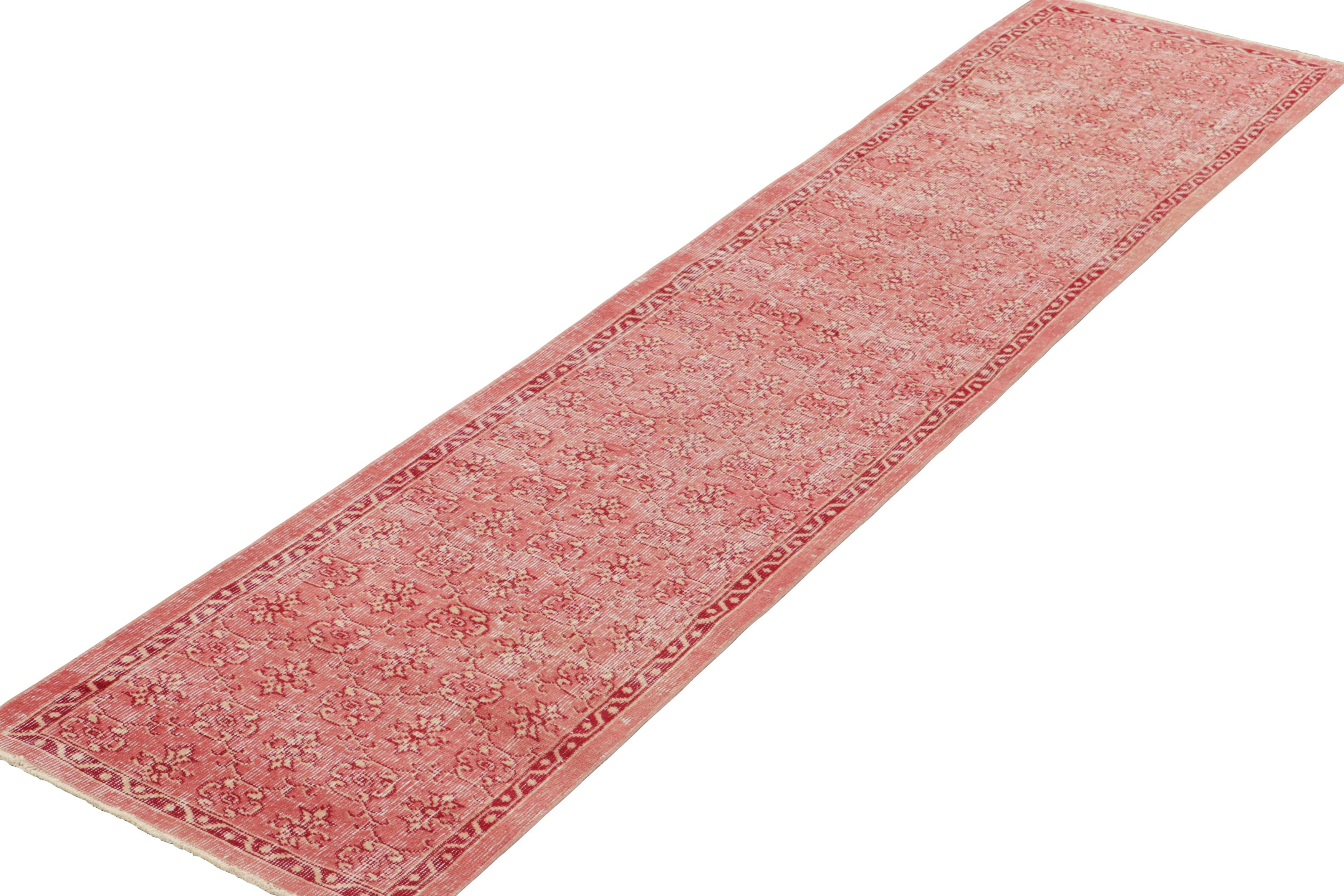 Türkischer Vintage-Läufer, lachsrosa und rot mit Blumenmustern - Rug & Kilim im Zustand „Gut“ im Angebot in Long Island City, NY