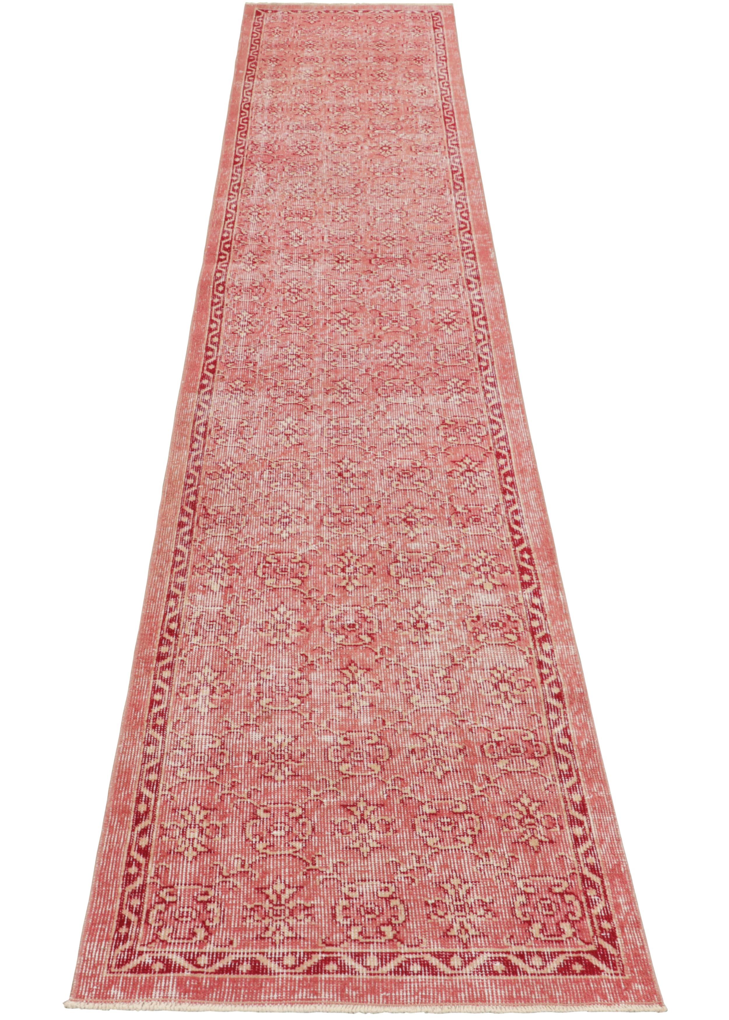 Türkischer Vintage-Läufer, lachsrosa und rot mit Blumenmustern - Rug & Kilim (Mitte des 20. Jahrhunderts) im Angebot