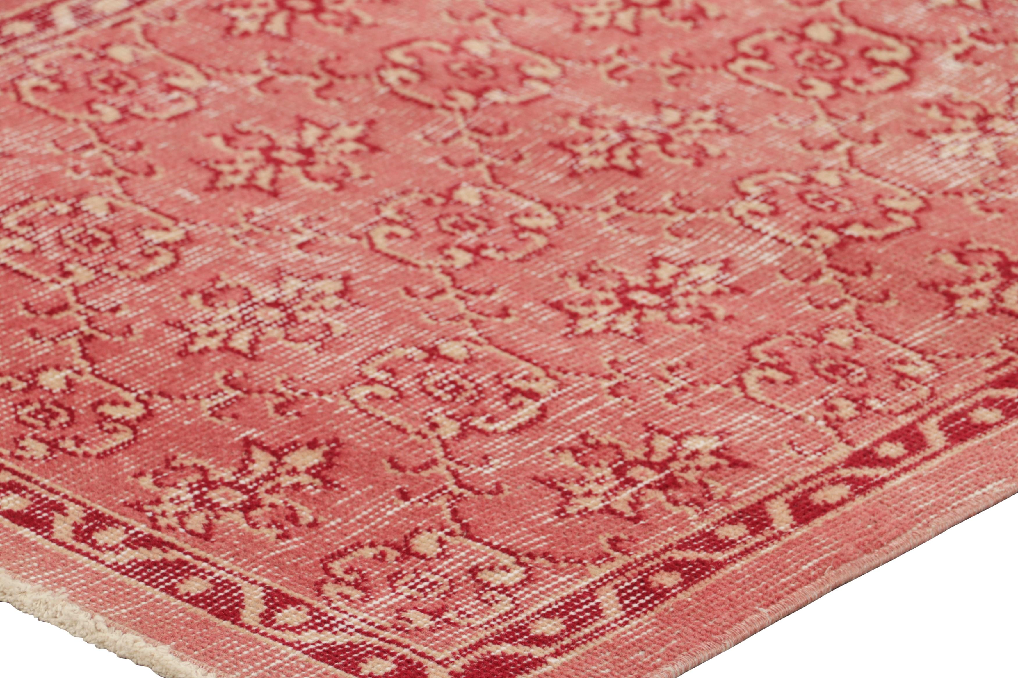 Türkischer Vintage-Läufer, lachsrosa und rot mit Blumenmustern - Rug & Kilim (Wolle) im Angebot