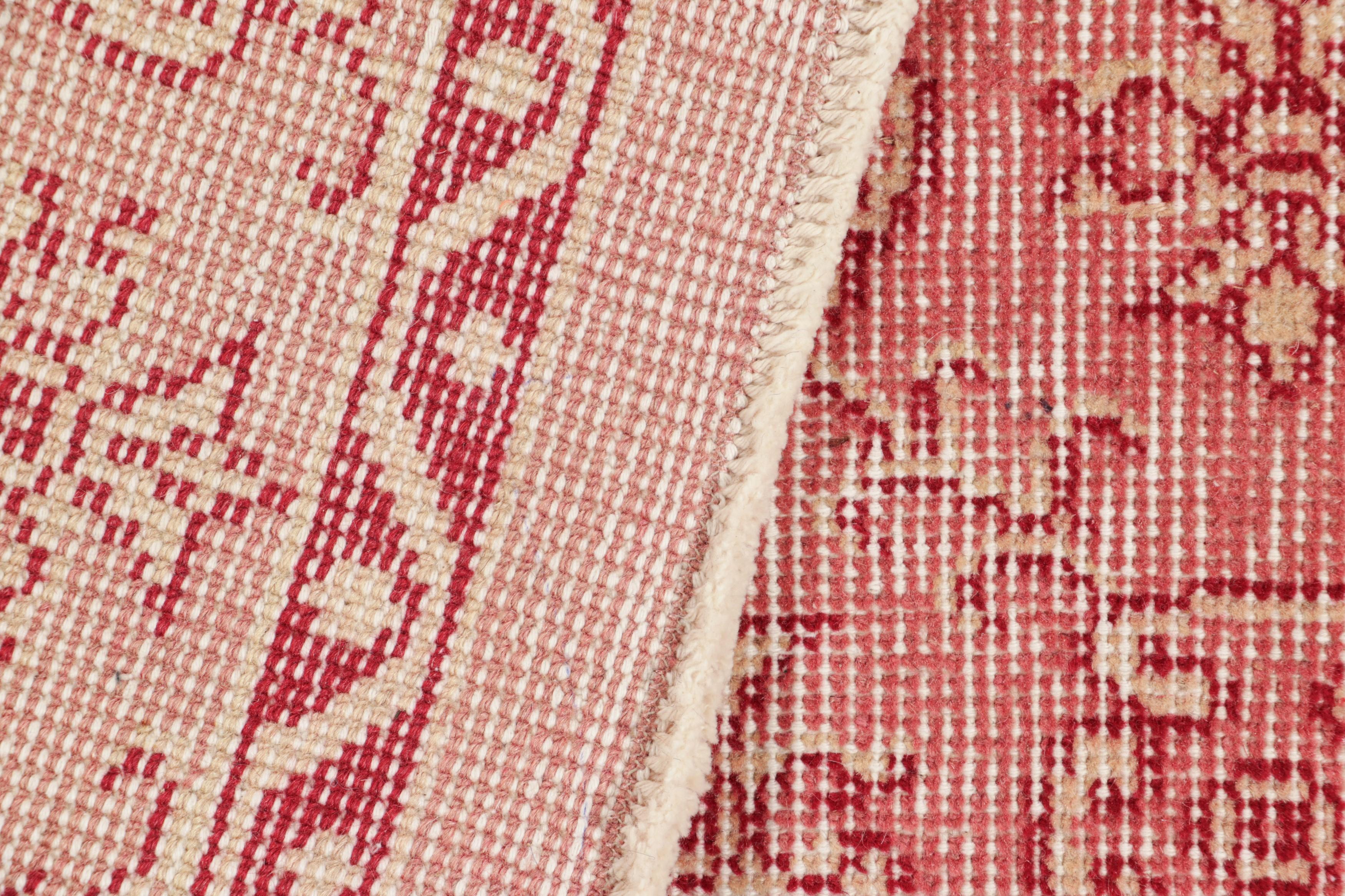 Türkischer Vintage-Läufer, lachsrosa und rot mit Blumenmustern - Rug & Kilim im Angebot 1