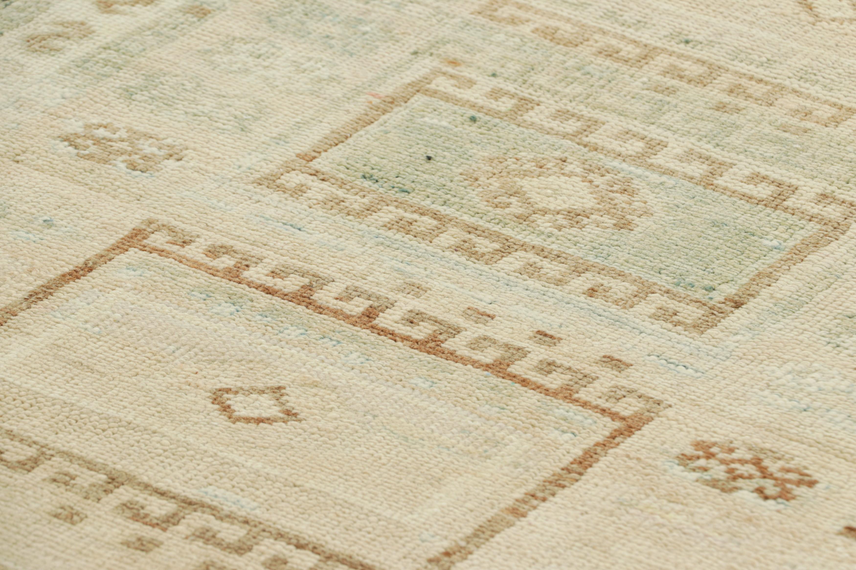Noué à la main en laine et originaire de Turquie vers 1950-60, ce tapis de course vintage 2x6 est une nouvelle collection rare et passionnante de la collection de Rug & Kilim de pièces turques uniques du milieu du siècle. 

Sur le Design :

Ce tapis