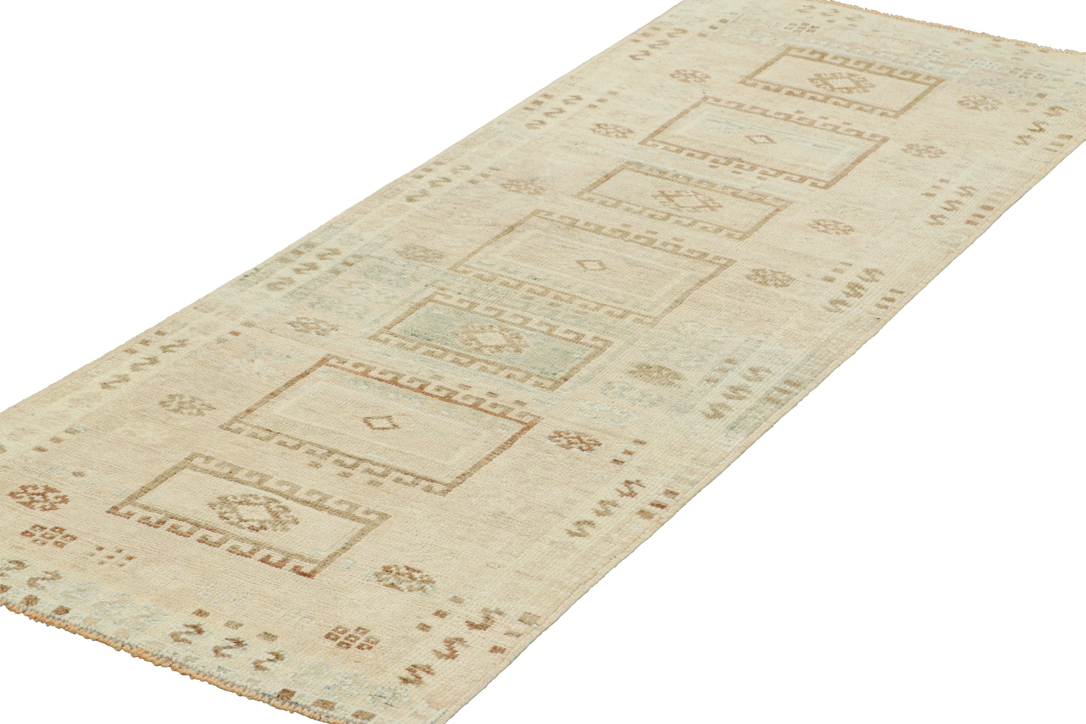 Noué à la main Tapis de course turc vintage à motifs géométriques beige-brun - Rug & Kilim en vente
