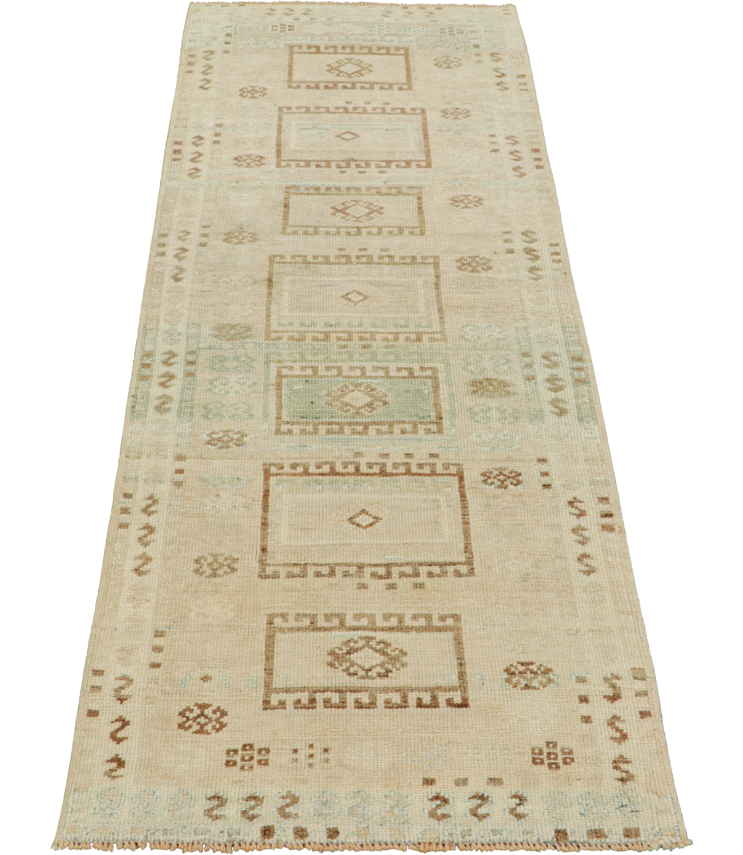 Tapis de course turc vintage à motifs géométriques beige-brun - Rug & Kilim Bon état - En vente à Long Island City, NY