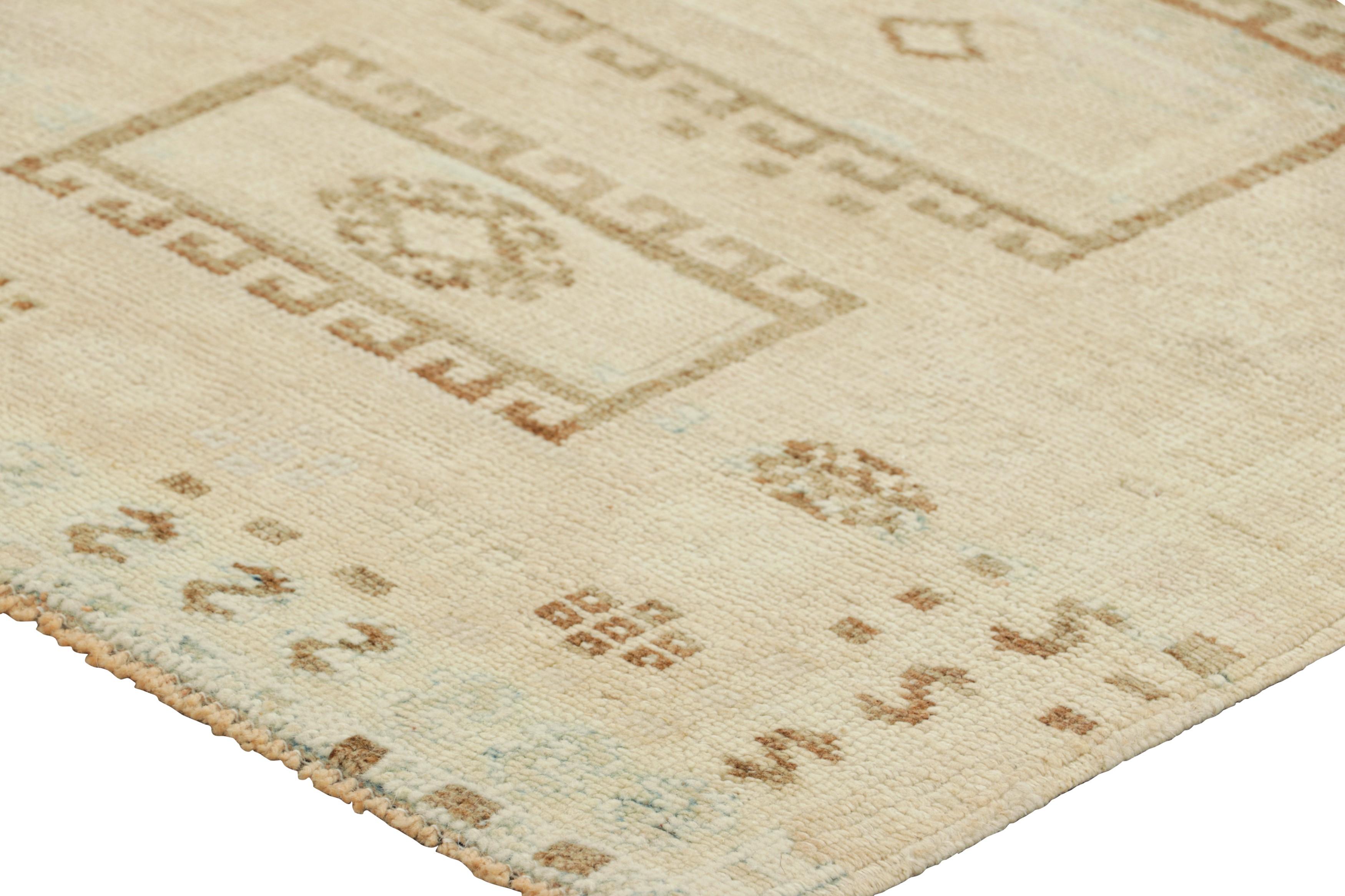 Milieu du XXe siècle Tapis de course turc vintage à motifs géométriques beige-brun - Rug & Kilim en vente