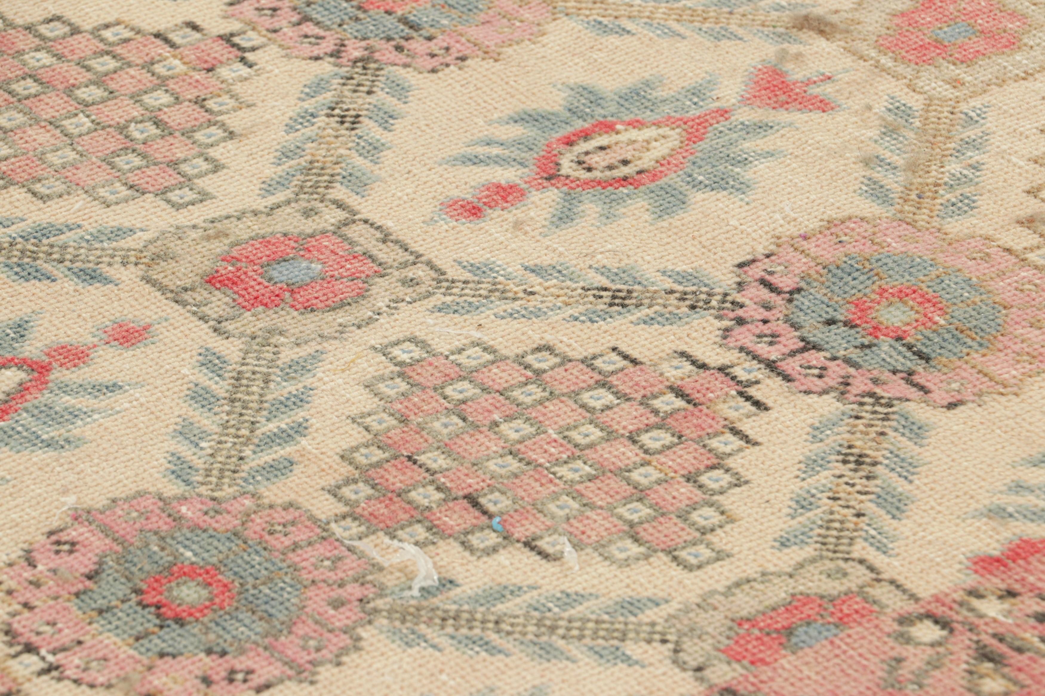 Dieser handgeknüpfte Wollteppich aus der Türkei (ca. 1950-60) ist ein seltener und aufregender neuer Teppich aus der Kollektion von Rug & Kilim mit einzigartigen türkischen Stücken aus der Mitte des Jahrhunderts. 

Über das Design:

Dieser türkische