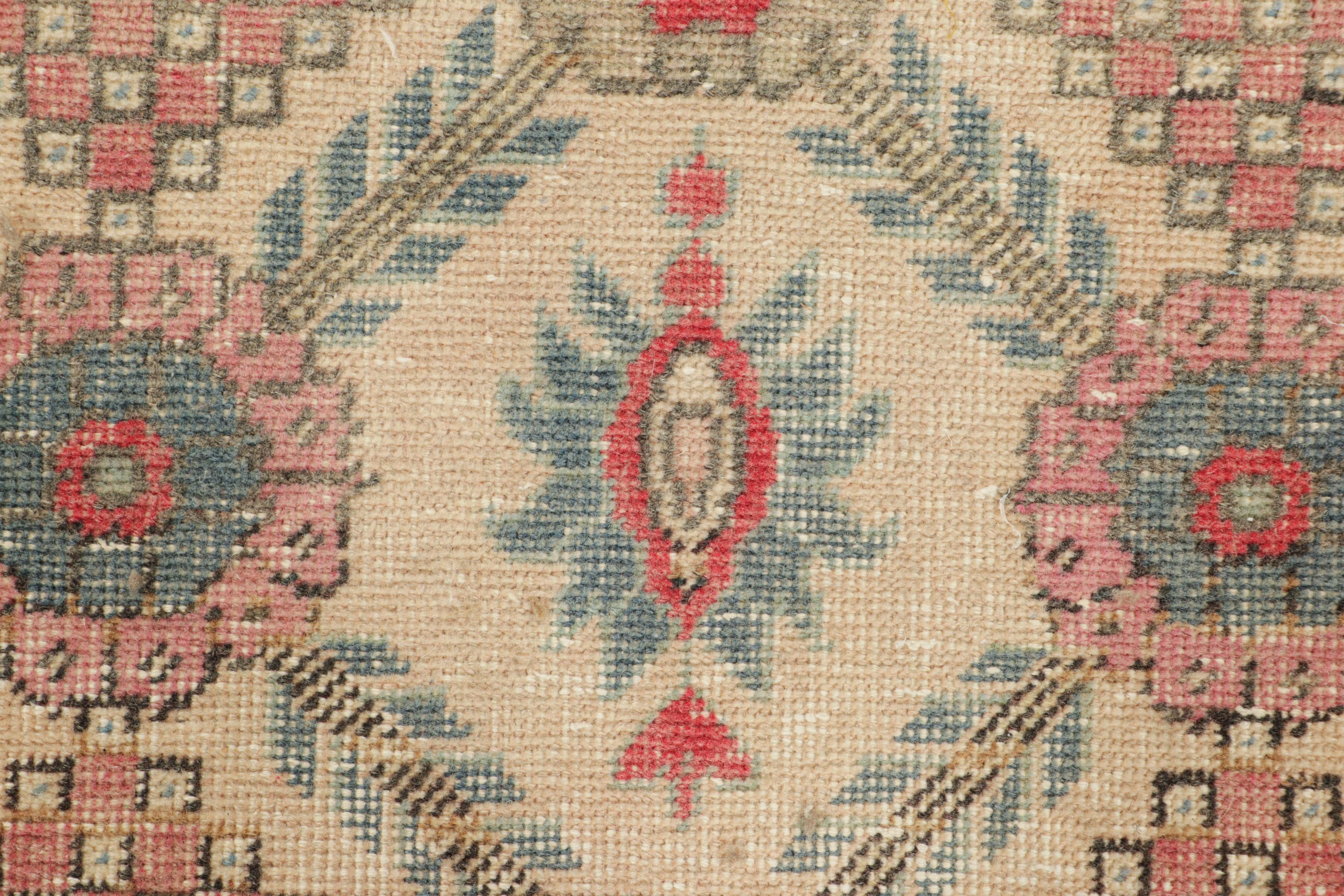 Türkischer Vintage-Läufer mit geometrischen Mustern in Beige und Rosa - Rug & Kilim (Handgeknüpft) im Angebot