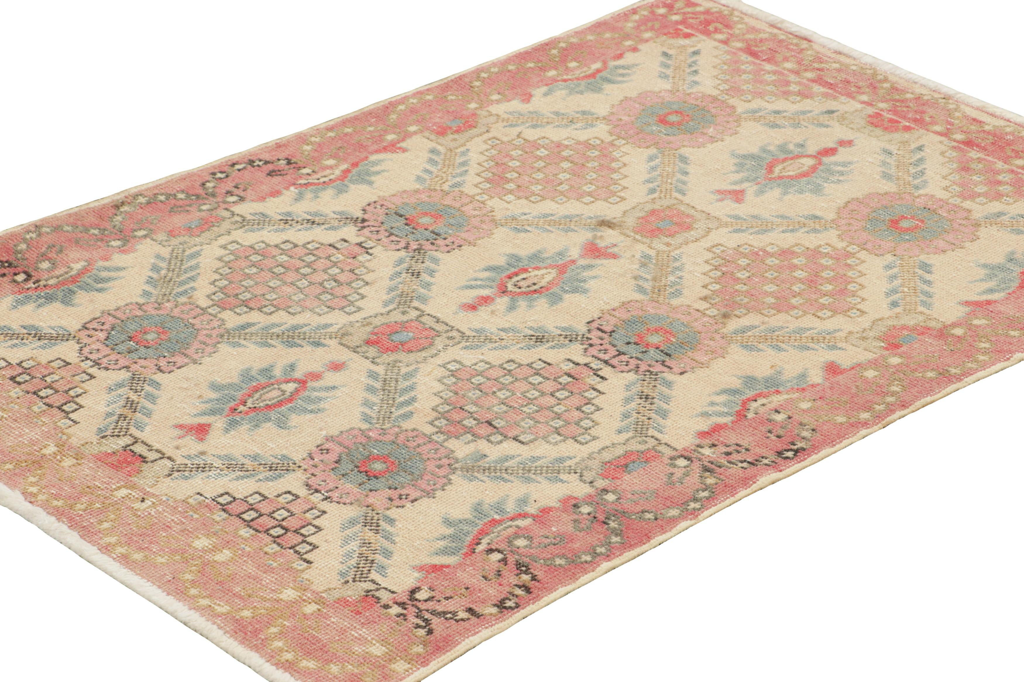 Türkischer Vintage-Läufer mit geometrischen Mustern in Beige und Rosa - Rug & Kilim im Zustand „Gut“ im Angebot in Long Island City, NY