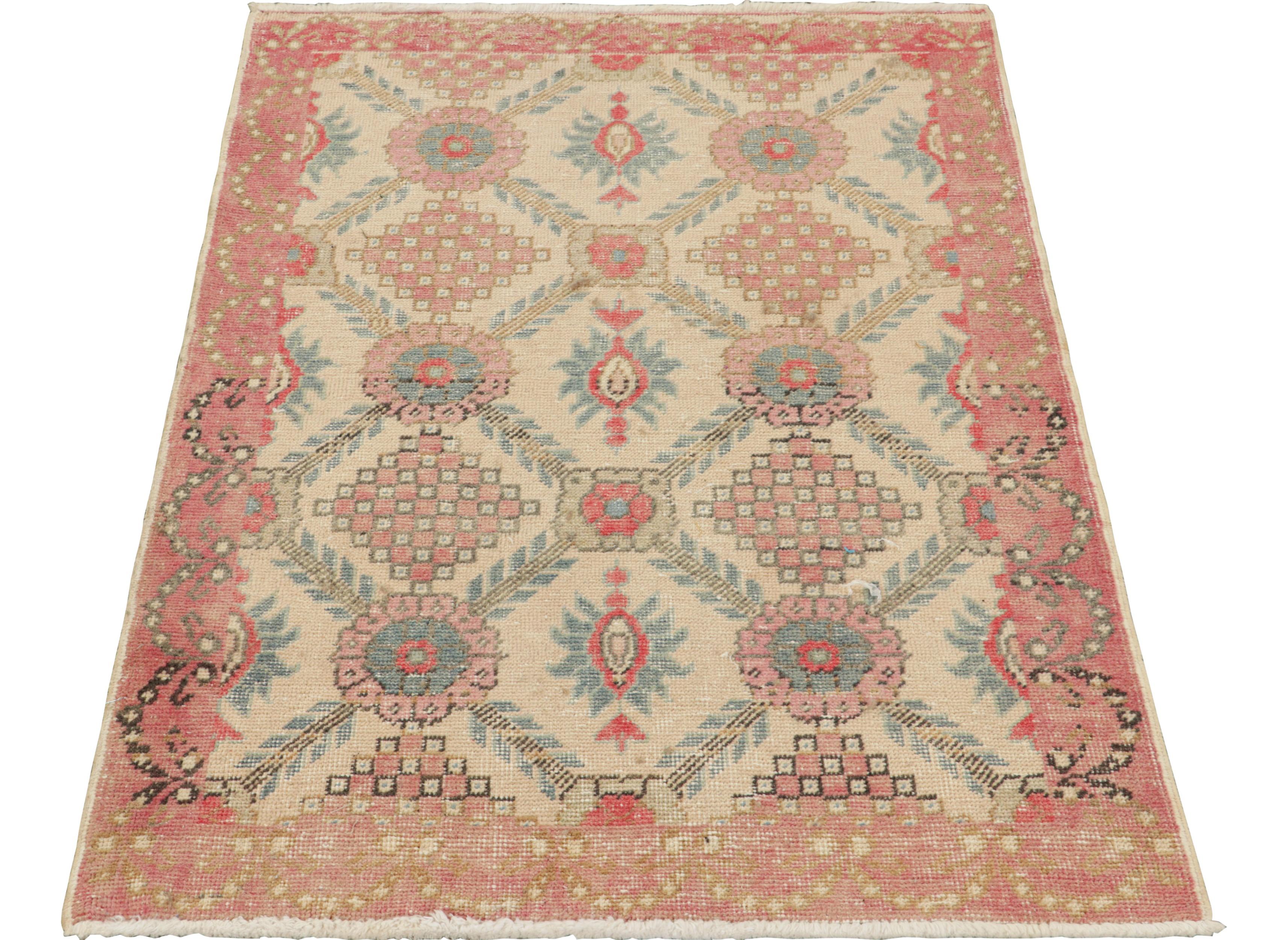 Türkischer Vintage-Läufer mit geometrischen Mustern in Beige und Rosa - Rug & Kilim (Mitte des 20. Jahrhunderts) im Angebot