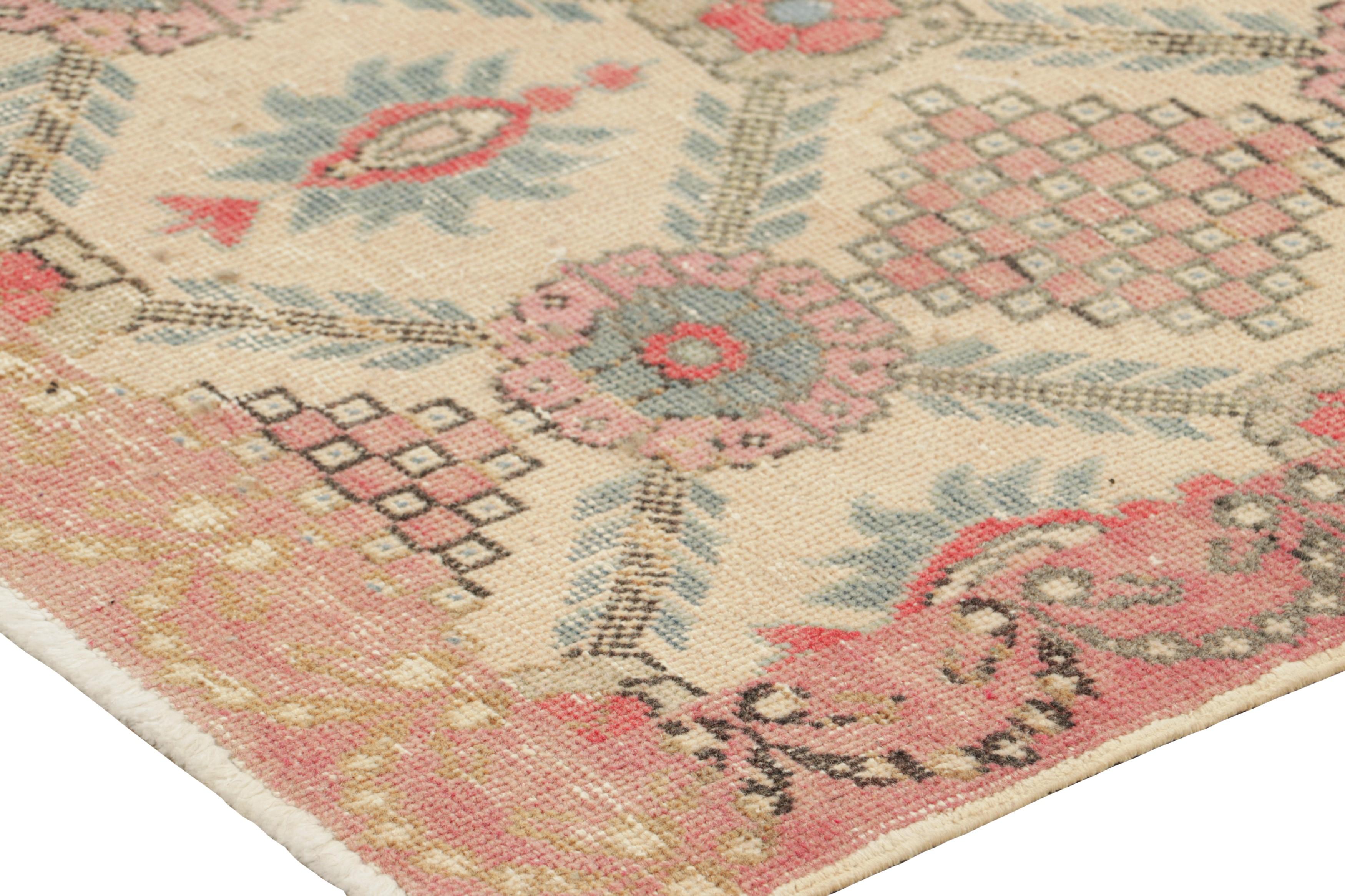 Türkischer Vintage-Läufer mit geometrischen Mustern in Beige und Rosa - Rug & Kilim (Wolle) im Angebot