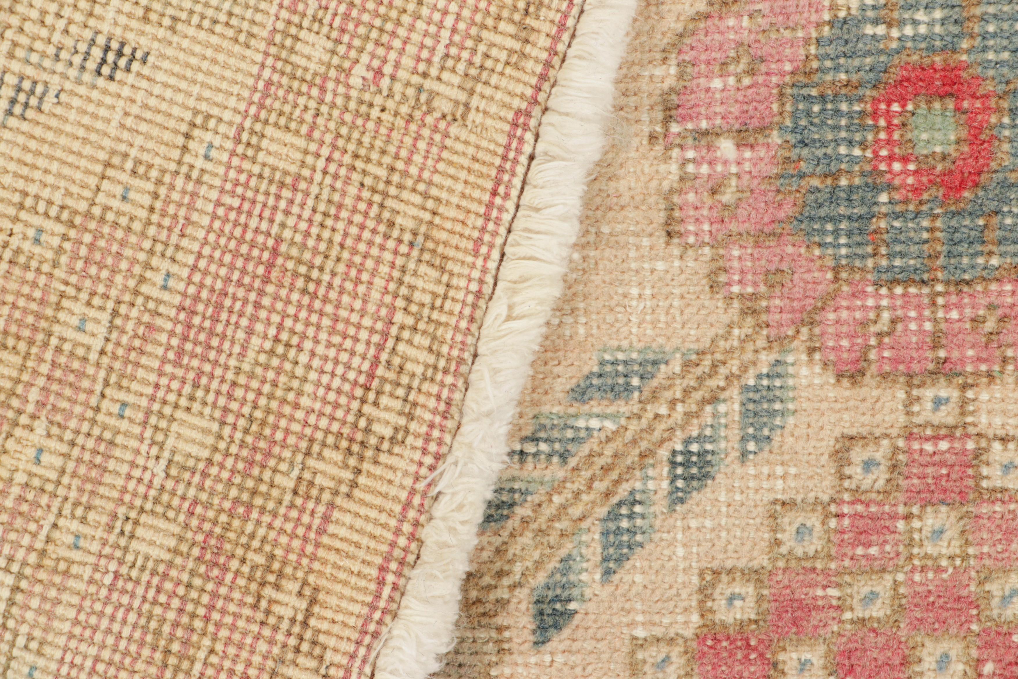 Türkischer Vintage-Läufer mit geometrischen Mustern in Beige und Rosa - Rug & Kilim im Angebot 1