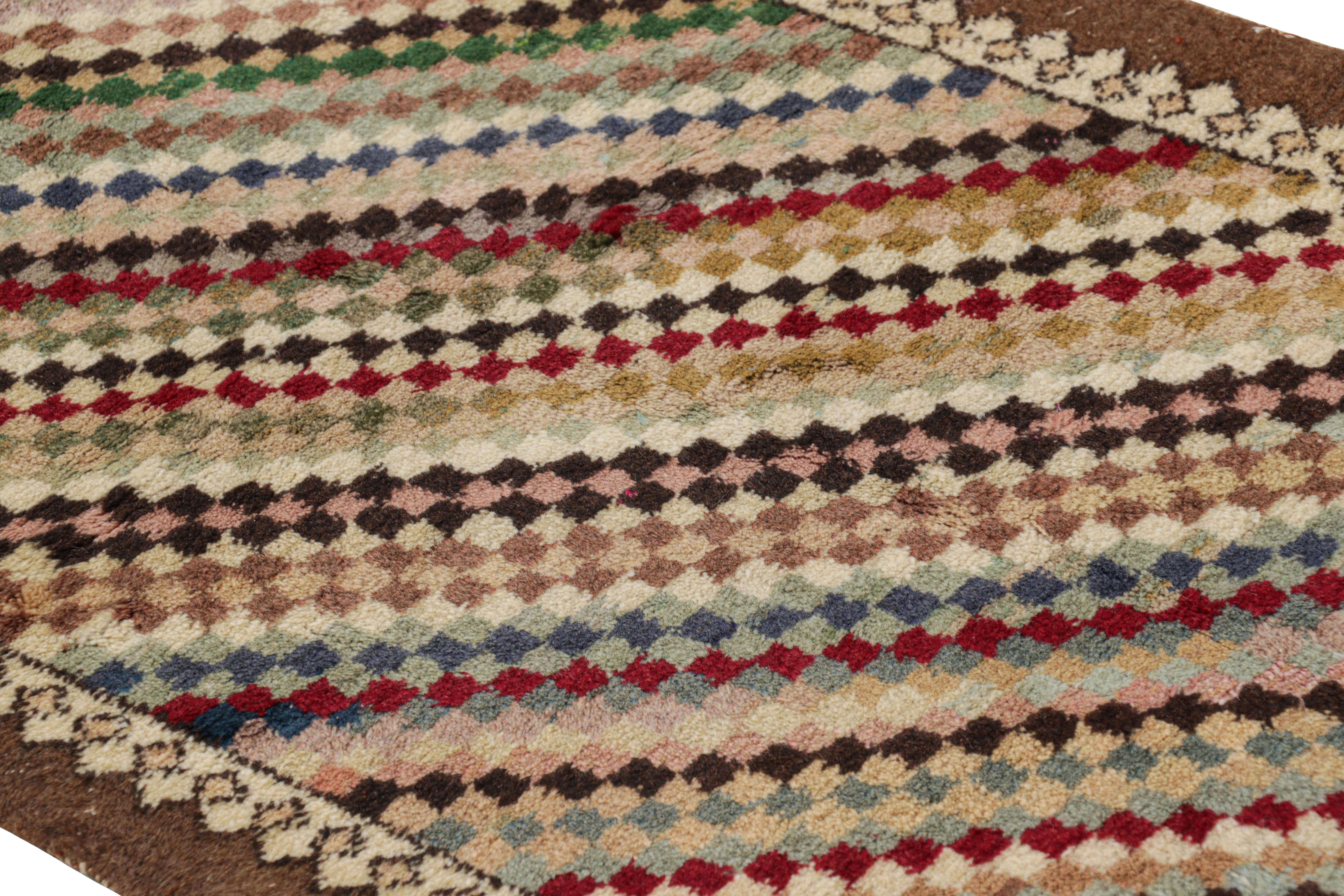 Dieser handgeknüpfte Wollteppich aus der Zeit um 1960-1970 ist ein aufregendes neues Stück in der Mid-Century Pasha Collection'S von Rug & Kilim - eine seltene Kuration, die vermutlich von dem türkischen Künstler und der Ikone Zeki Müren aus der