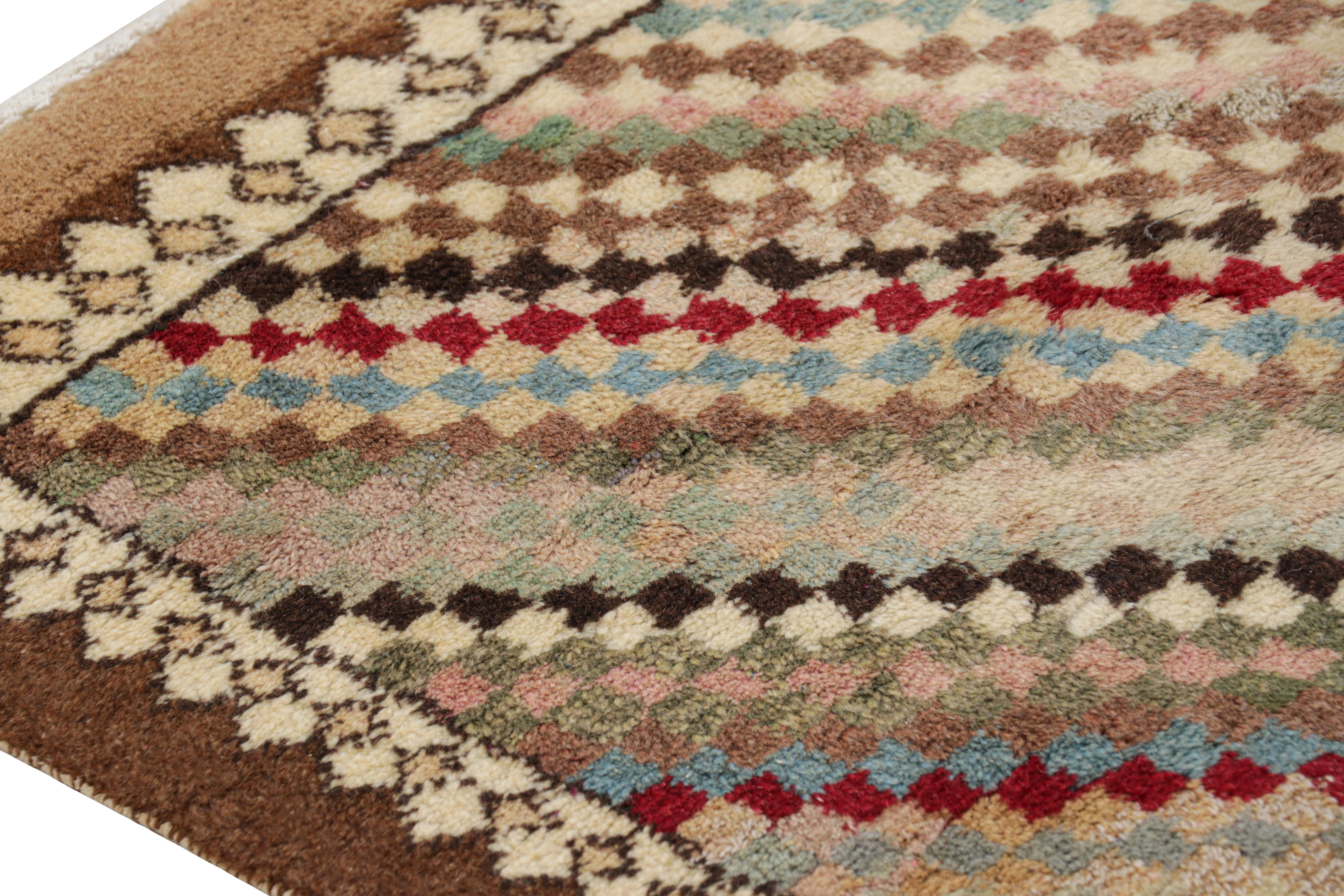 Türkischer Vintage-Läufer mit bunten geometrischen Mustern, von Rug & Kilim (Handgeknüpft) im Angebot