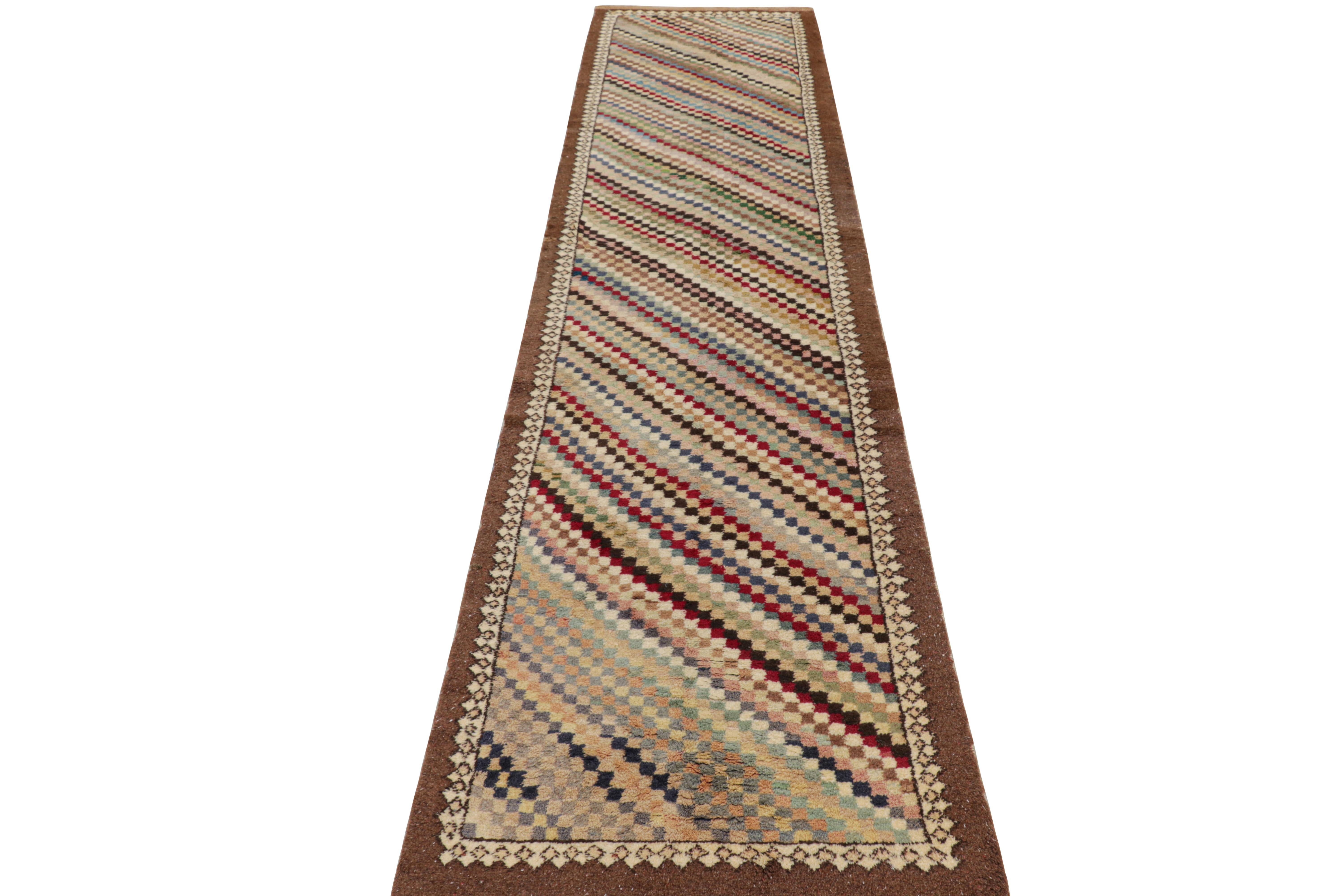 Türkischer Vintage-Läufer mit bunten geometrischen Mustern, von Rug & Kilim im Zustand „Gut“ im Angebot in Long Island City, NY