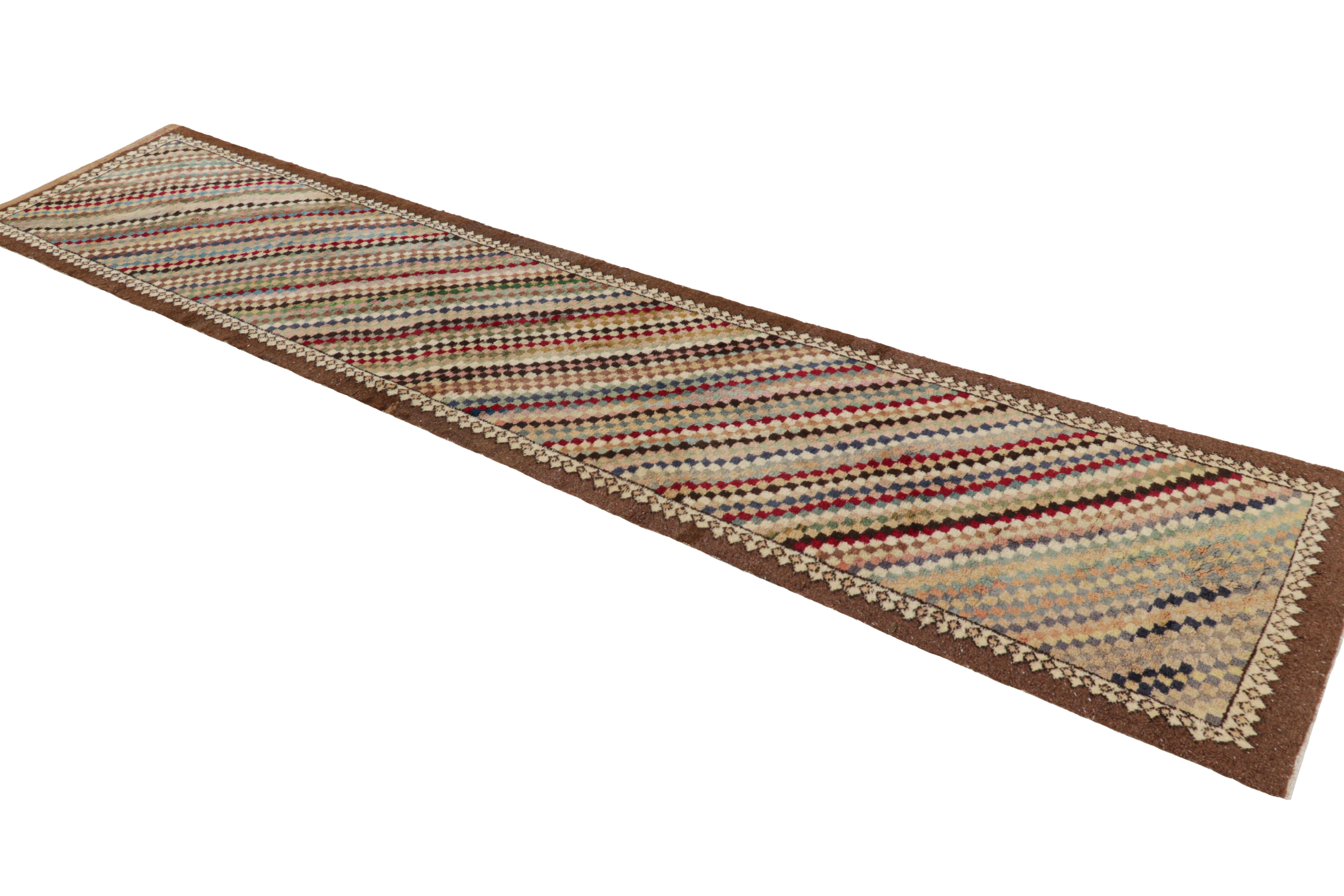 Türkischer Vintage-Läufer mit bunten geometrischen Mustern, von Rug & Kilim (Mitte des 20. Jahrhunderts) im Angebot