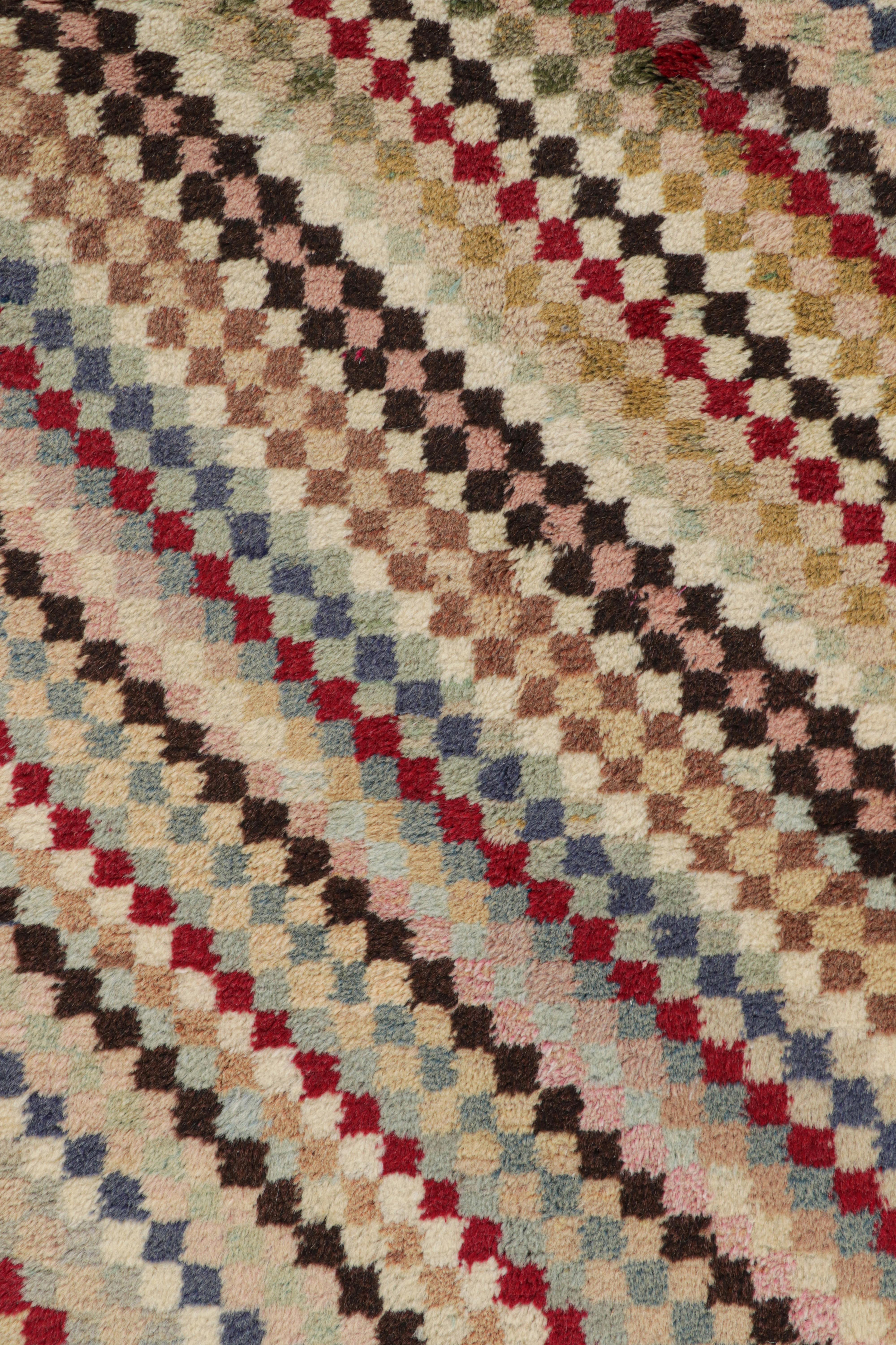 Türkischer Vintage-Läufer mit bunten geometrischen Mustern, von Rug & Kilim (Wolle) im Angebot