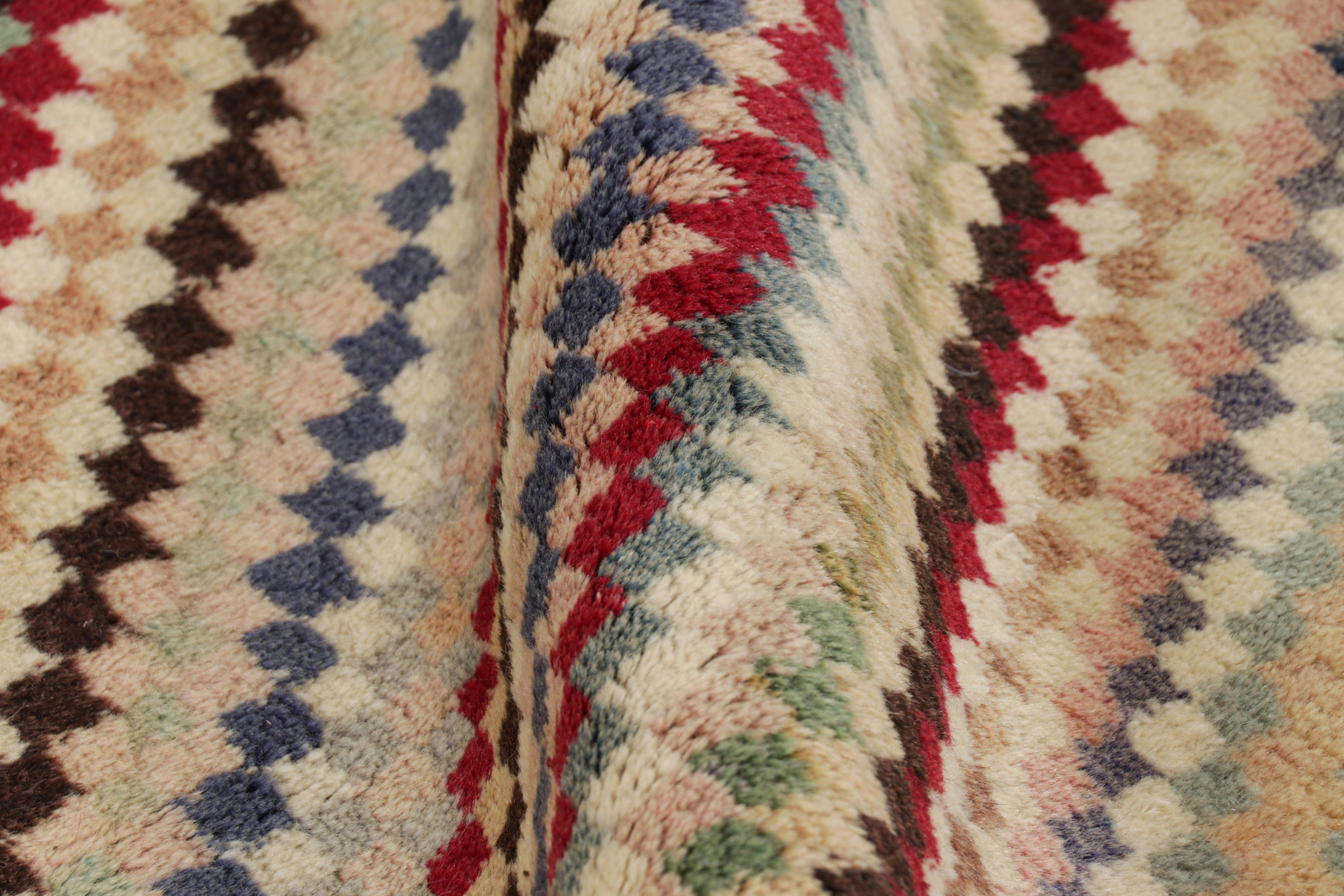 Türkischer Vintage-Läufer mit bunten geometrischen Mustern, von Rug & Kilim im Angebot 1