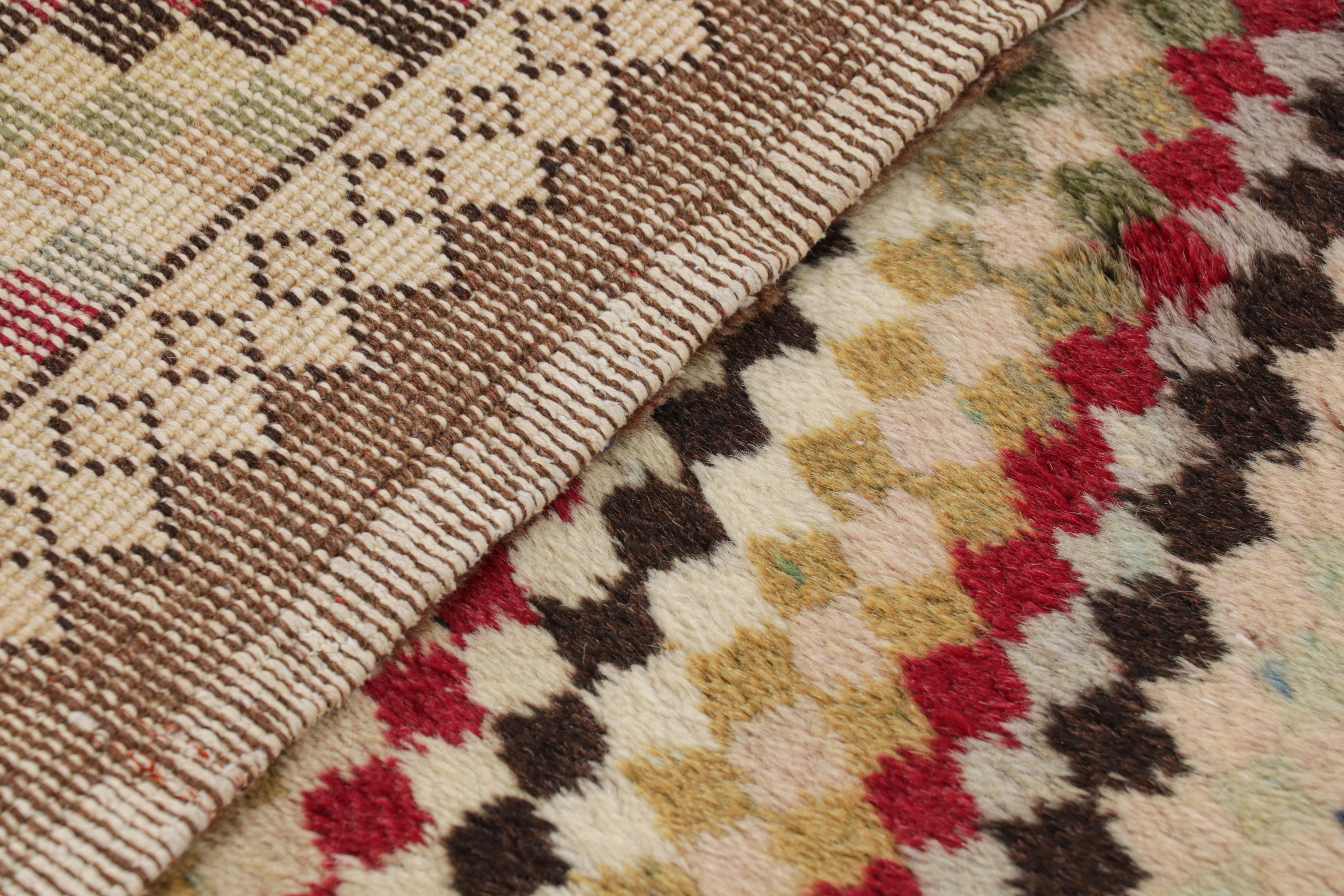Türkischer Vintage-Läufer mit bunten geometrischen Mustern, von Rug & Kilim im Angebot 2