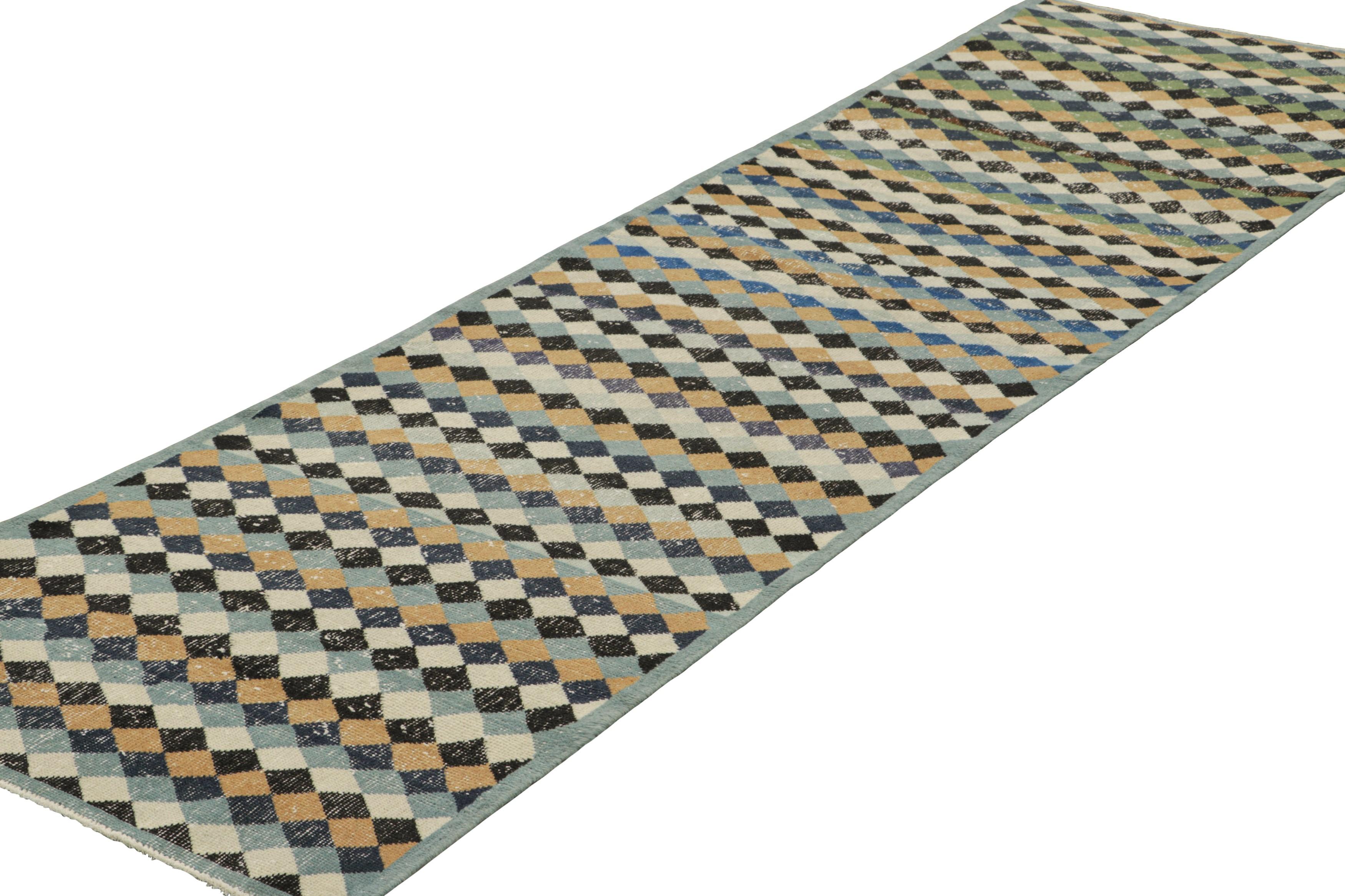 Türkischer Vintage-Läufer mit polychromen geometrischen Mustern - Rug & Kilim im Zustand „Gut“ im Angebot in Long Island City, NY