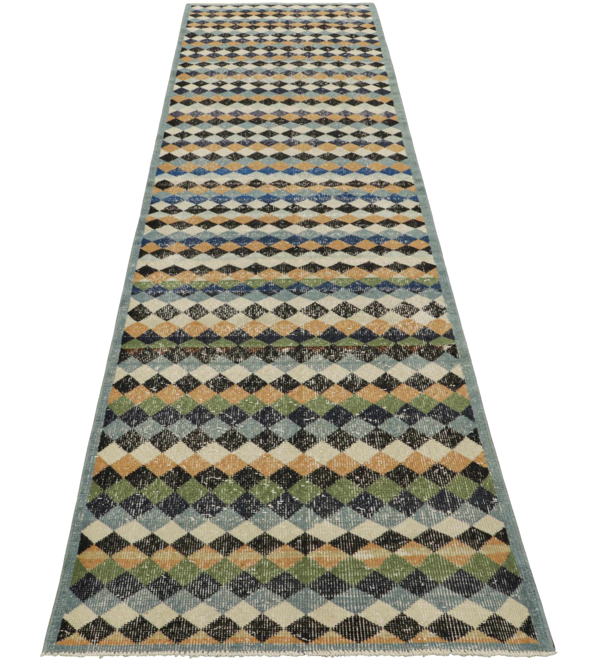 Türkischer Vintage-Läufer mit polychromen geometrischen Mustern - Rug & Kilim (Mitte des 20. Jahrhunderts) im Angebot