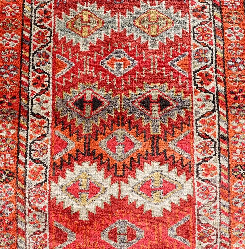 Vintage Türkisch Läufer mit All-Over Diamond Kurdisch Design 2'11 x 9'10 im Angebot 3