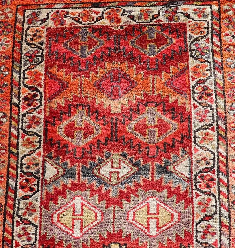 Vintage Türkisch Läufer mit All-Over Diamond Kurdisch Design 2'11 x 9'10 im Angebot 4