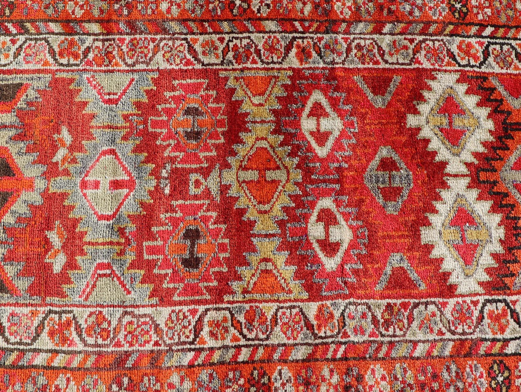 Maße: 2'11 x 9'10 
Türkischer Vintage-Läufer mit kurdischem All-Over-Diamant-Design in mehreren Farben. Keivan Woven Arts /  Teppich TU-NED-4693, Herkunftsland / Typ: Türkei / Oushak, um 1950.
Dieser wunderschöne Vintage-Oushak-Läufer aus der Türkei