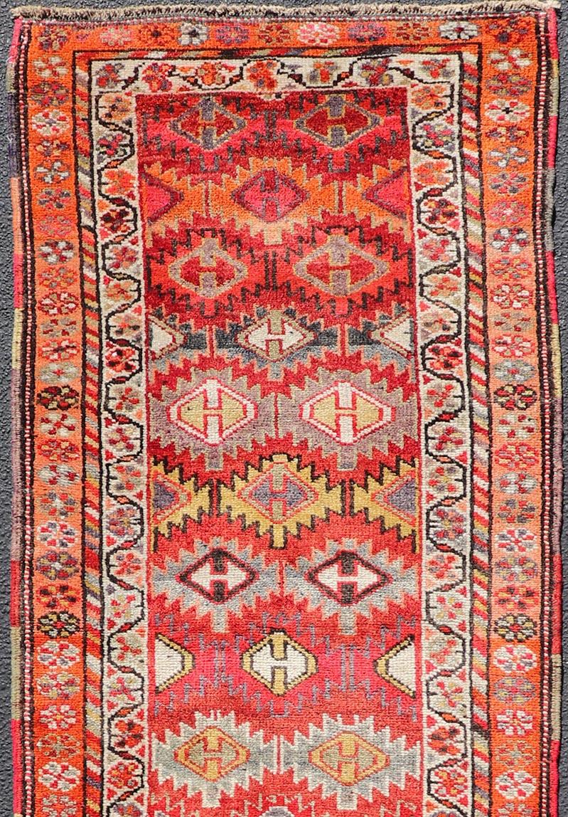 Vintage Türkisch Läufer mit All-Over Diamond Kurdisch Design 2'11 x 9'10 (Oushak) im Angebot