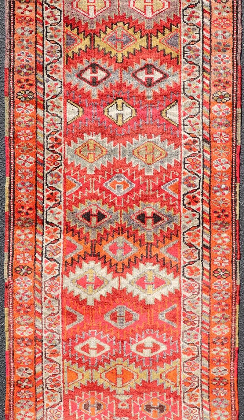 Vintage Türkisch Läufer mit All-Over Diamond Kurdisch Design 2'11 x 9'10 (Handgeknüpft) im Angebot
