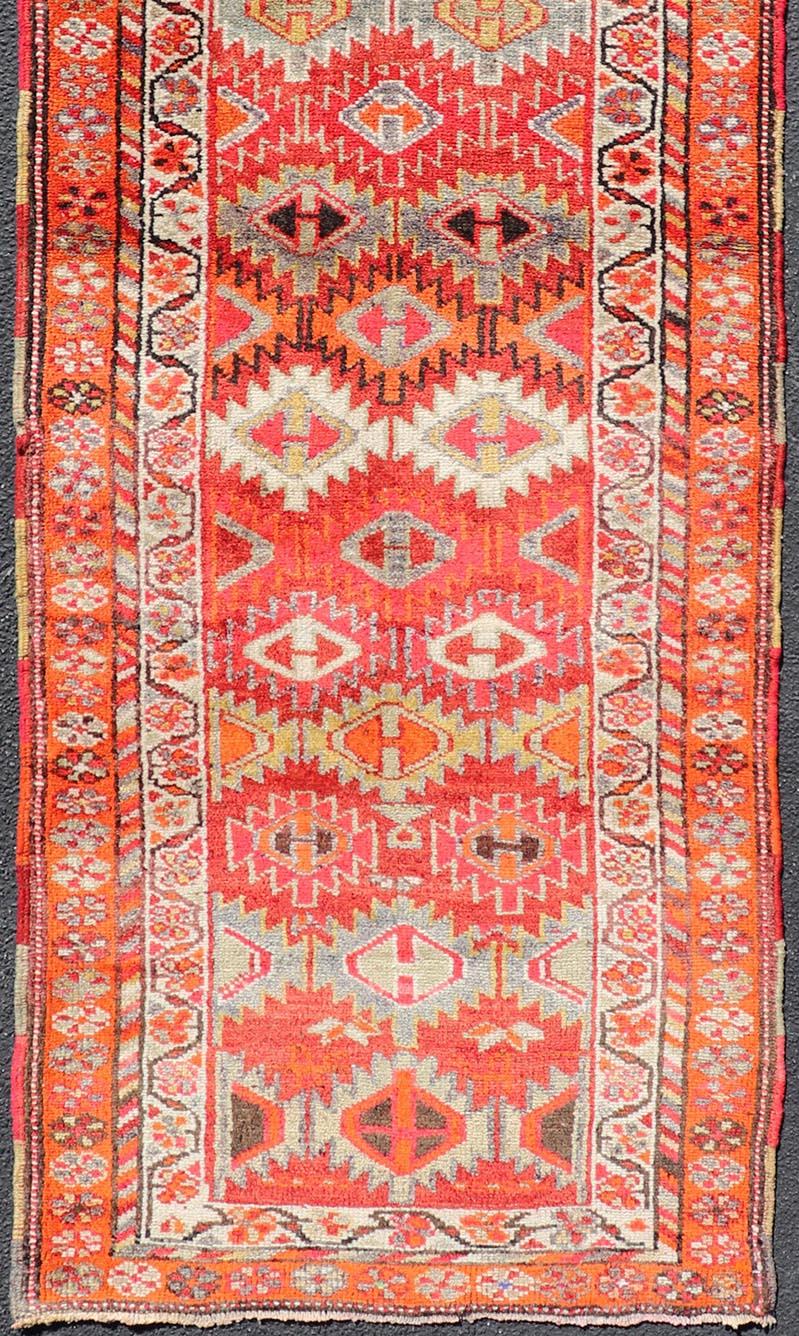 Vintage Türkisch Läufer mit All-Over Diamond Kurdisch Design 2'11 x 9'10 im Zustand „Gut“ im Angebot in Atlanta, GA