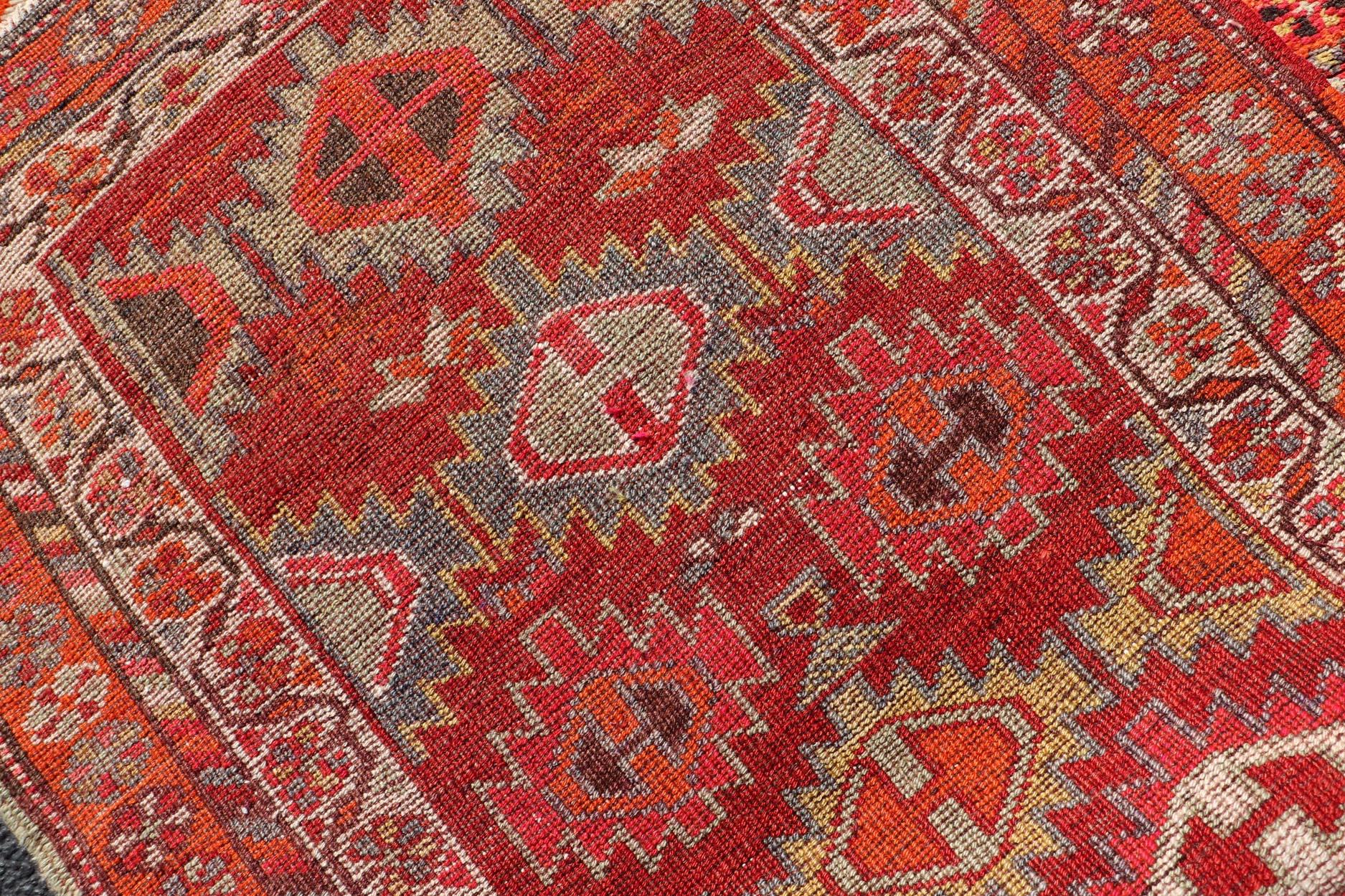 Vintage Türkisch Läufer mit All-Over Diamond Kurdisch Design 2'11 x 9'10 (20. Jahrhundert) im Angebot
