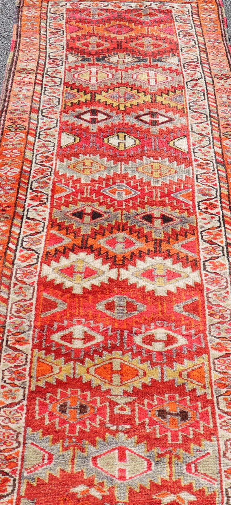 Vintage Türkisch Läufer mit All-Over Diamond Kurdisch Design 2'11 x 9'10 im Angebot 1