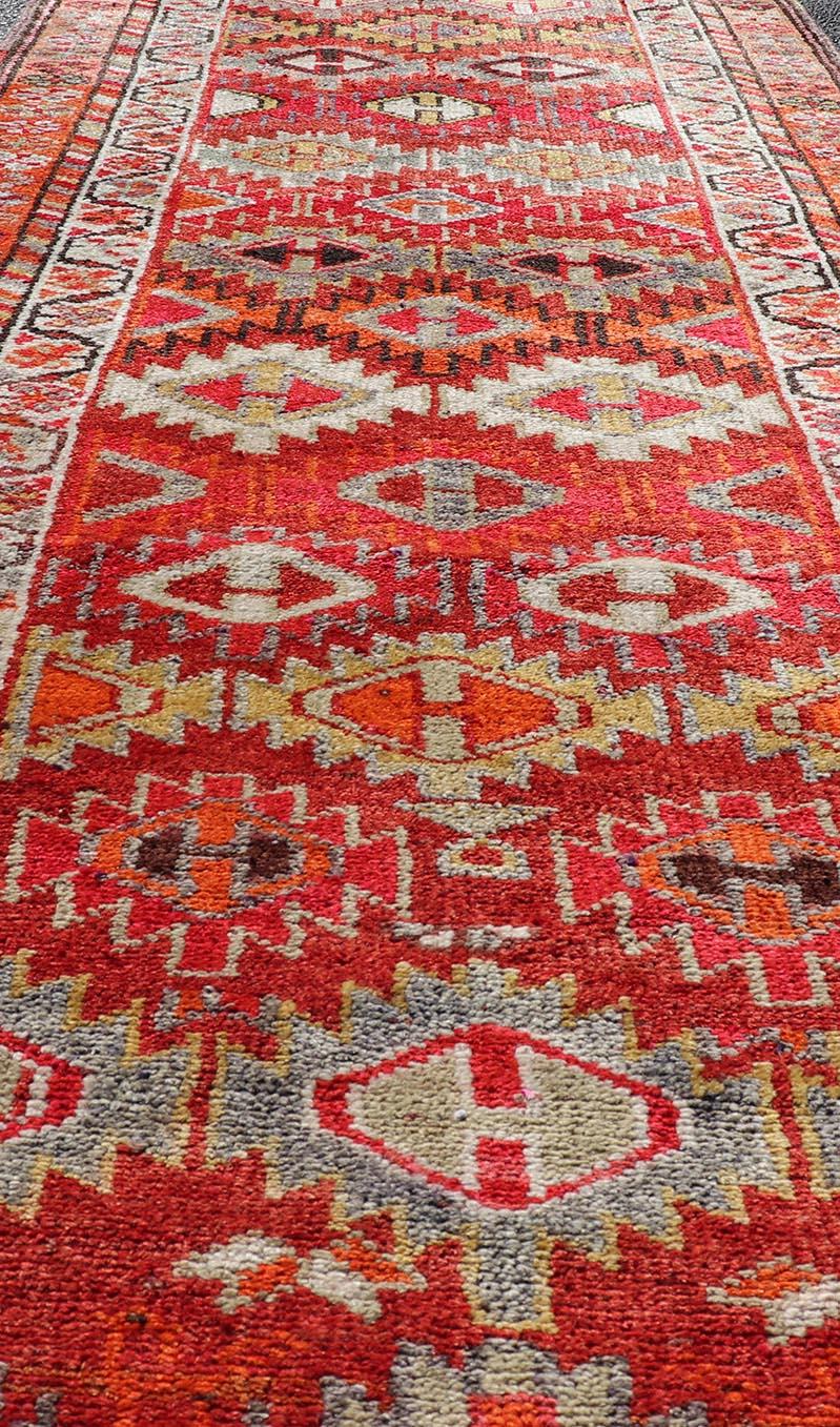 Vintage Türkisch Läufer mit All-Over Diamond Kurdisch Design 2'11 x 9'10 im Angebot 2